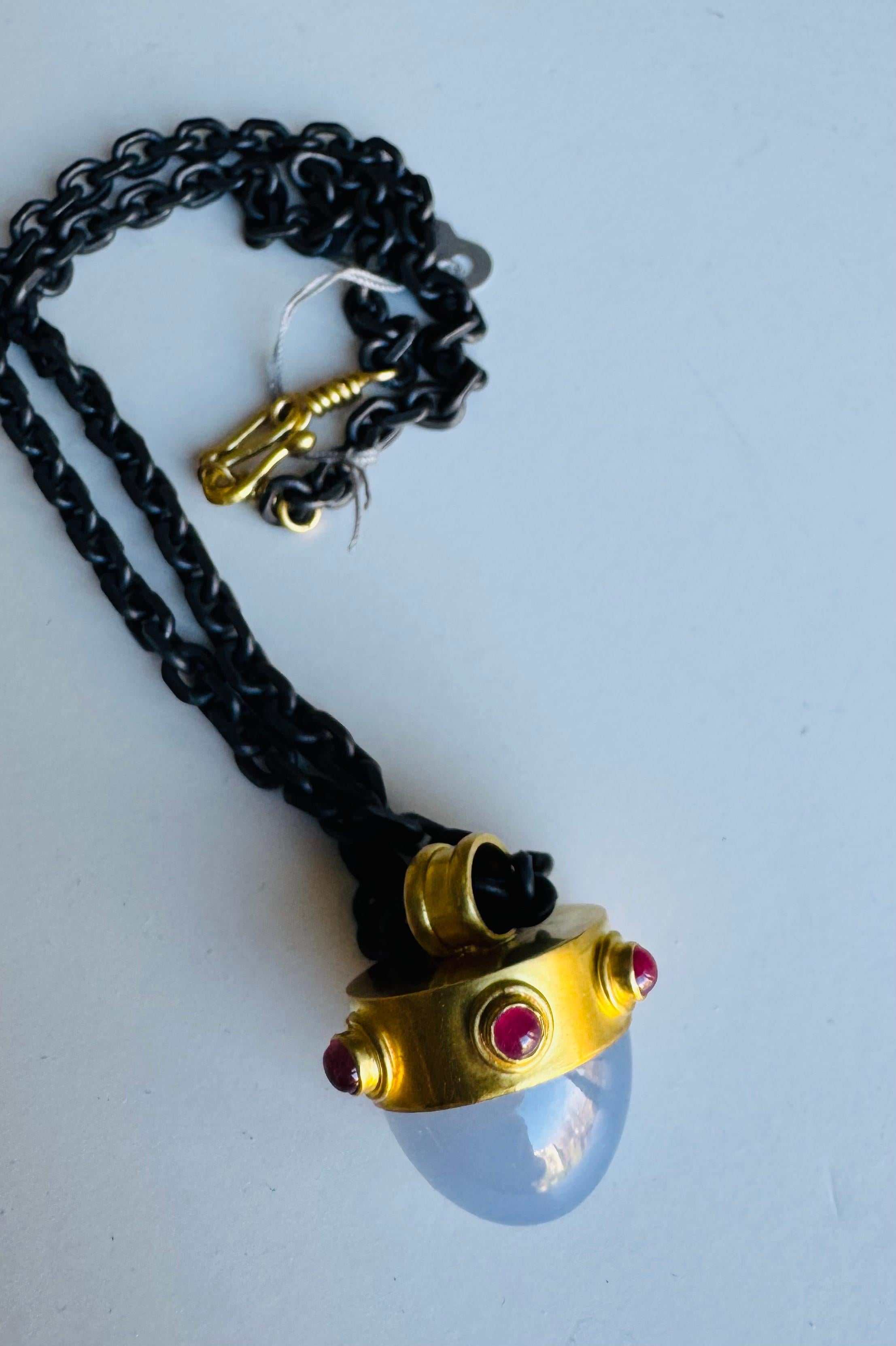 Pan di zucchero Ciondolo con calcedonio blu e rubino in oro 22 carati in vendita