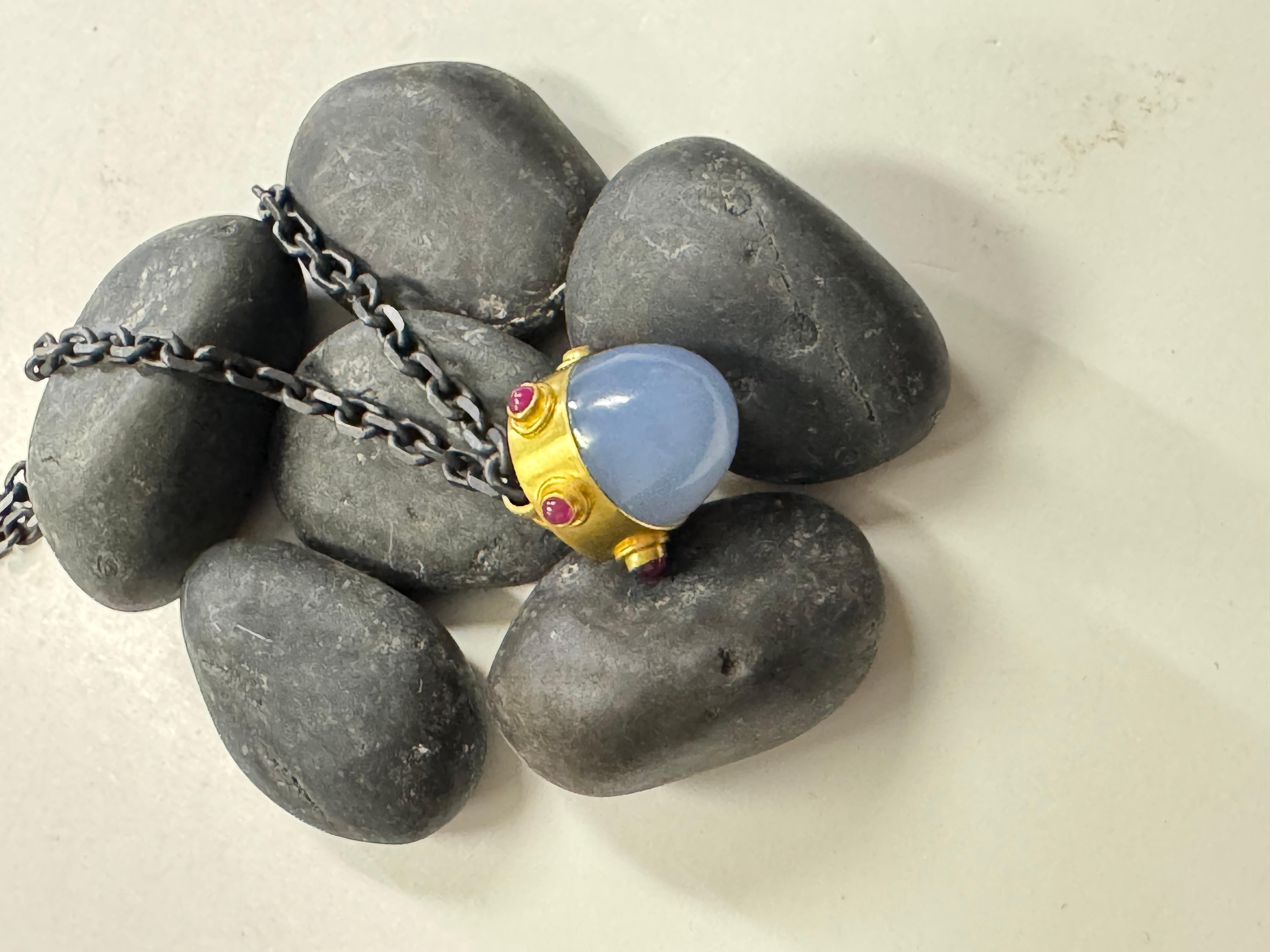 da uomo o donna Ciondolo con calcedonio blu e rubino in oro 22 carati in vendita