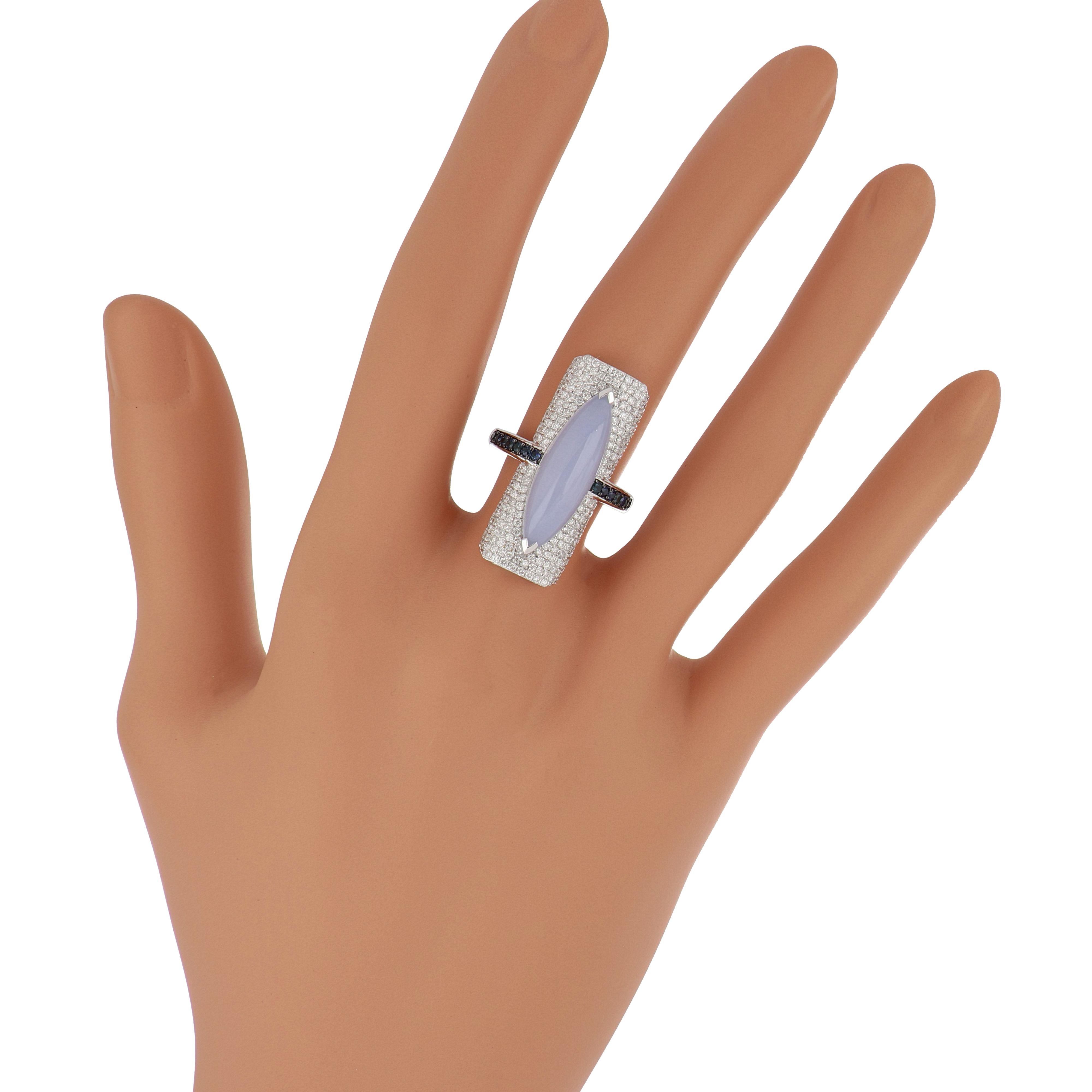 En vente :  Bague cloutée en or blanc 14 carats avec calcédoine bleue, saphir bleu et diamants 7