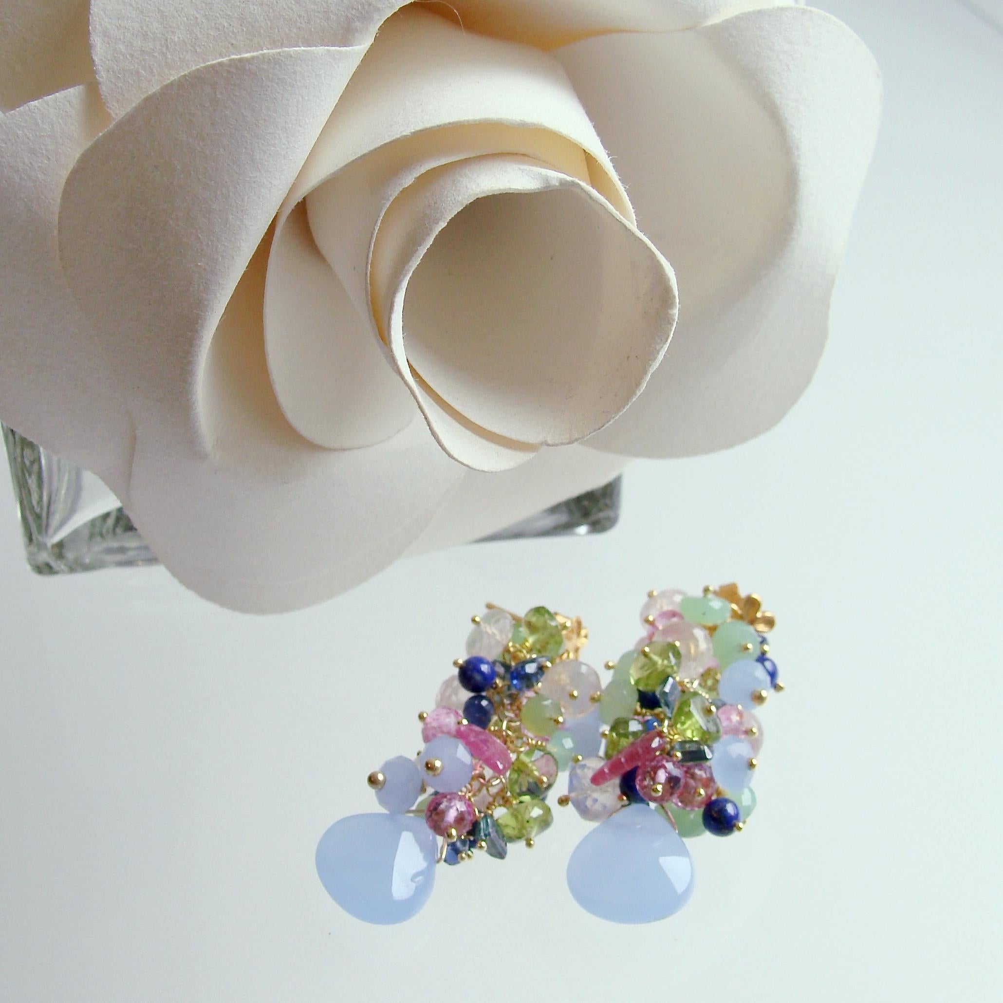 Blauer Chalcedon geschnitzter Pk Saphir Blätter Cluster-Ohrringe - Fleur XI Ohrringe im Zustand „Neu“ im Angebot in Colleyville, TX