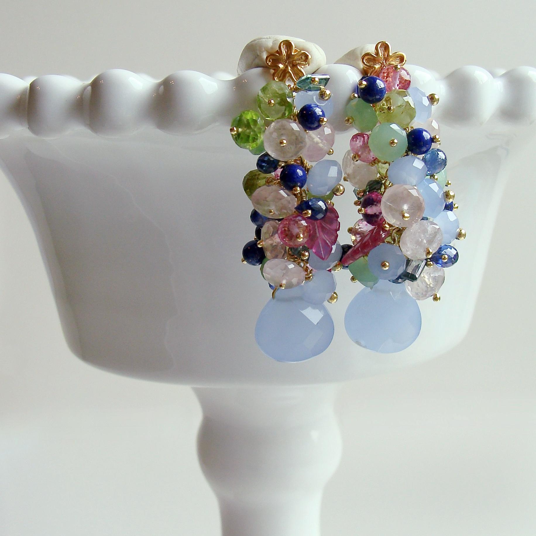 Blauer Chalcedon geschnitzter Pk Saphir Blätter Cluster-Ohrringe - Fleur XI Ohrringe Damen im Angebot