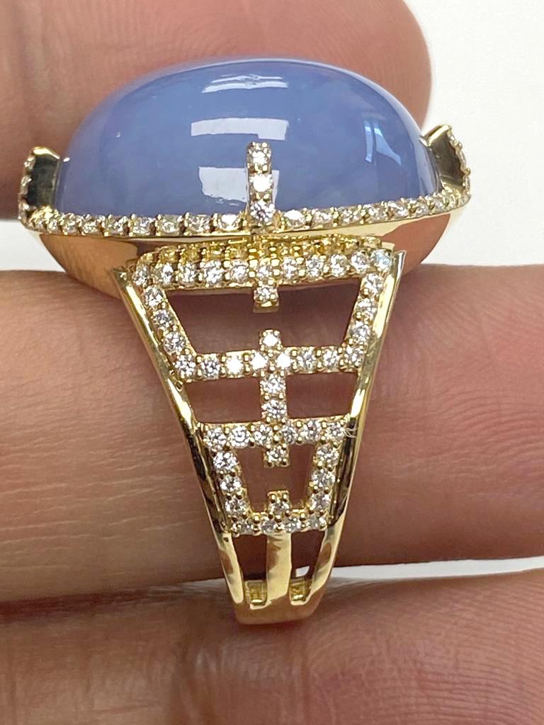 Ovaler Ring aus blauem Chalzedon mit Diamanten in 18k Gelbgold. limitierte Auflage' 

Steingröße: 20 x 17 mm

Edelstein Gewicht: Chalcedon - 24,06 Karat

Diamanten G-H / VS, ca. Wt:  0.91 Karat 