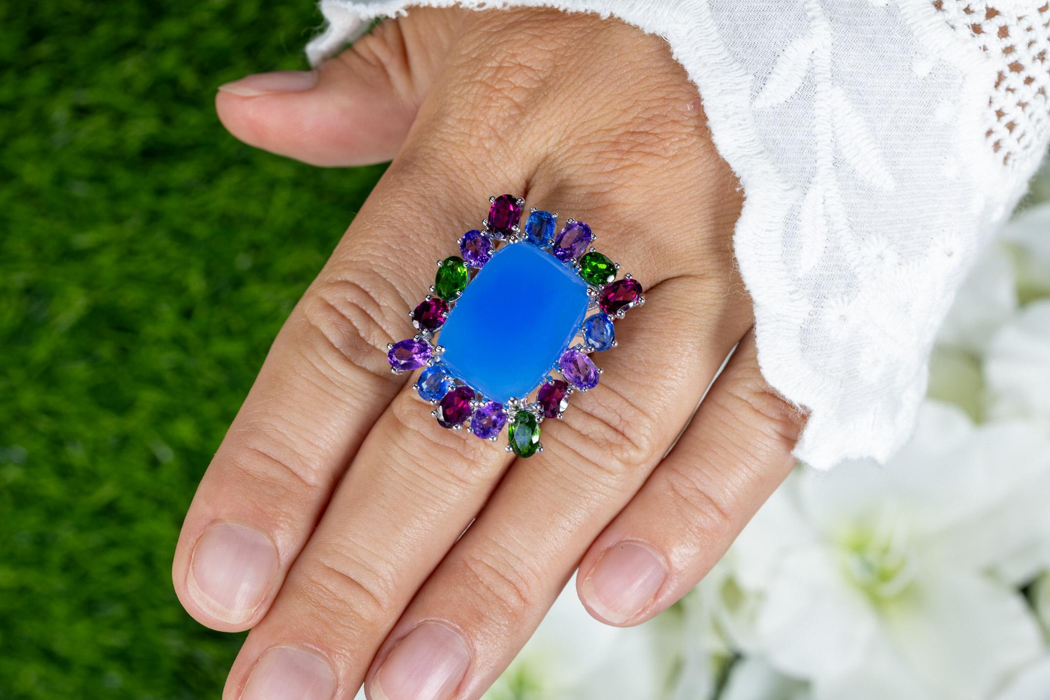 It comes with the Gemological Appraisal by GIA GG/AJP
All gemstones are natural
Blue Chalcedony = 19.80 Carats
5 Amethysts = 1.92 Carats
5 Rhodolites = 2.32 Carats
3 Chrome Diopsides = 1.18 Carats
3 Kyanites = 1.35 Carats
Metal: Rhodium Plated