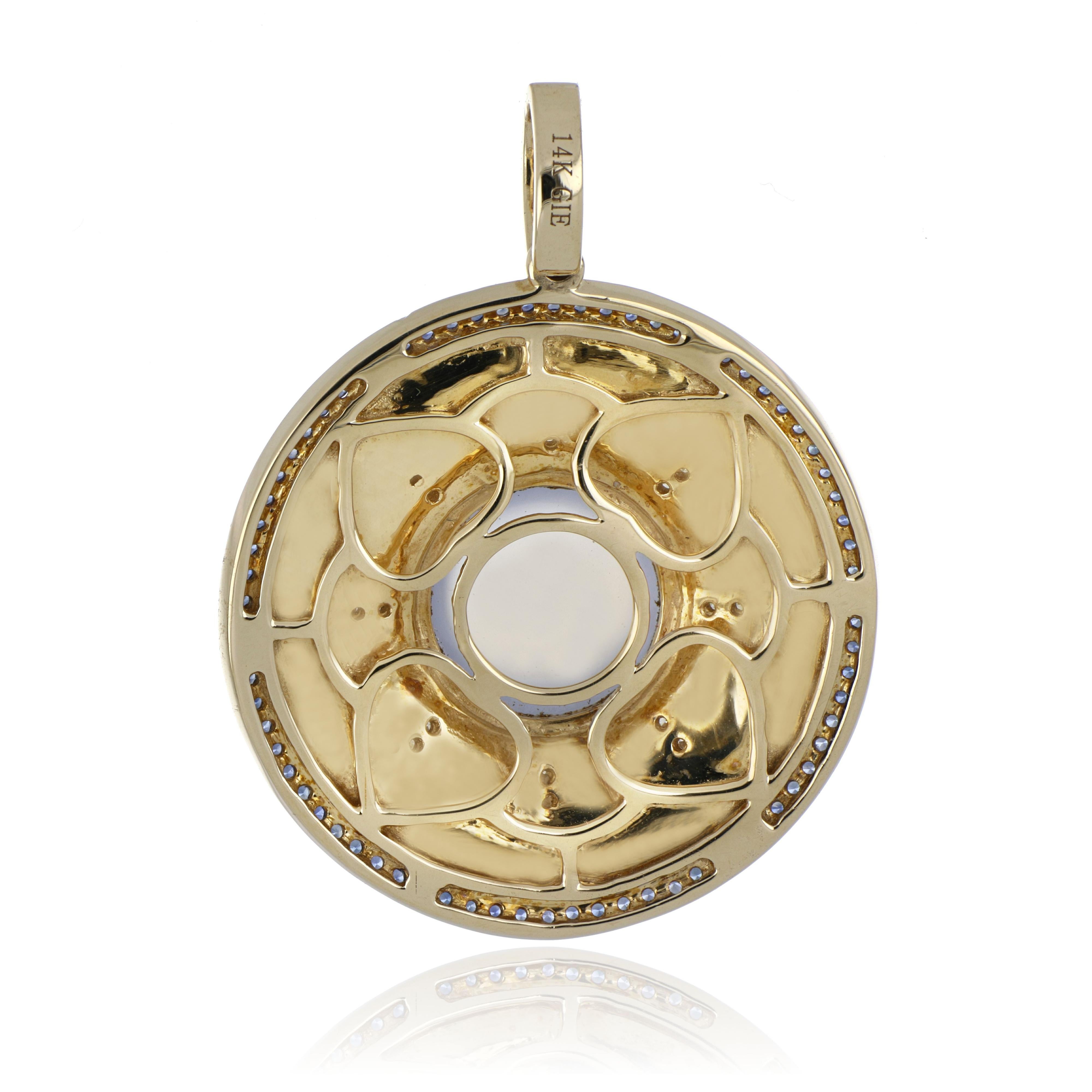 Taille cabochon Pendentif en or 14 carats avec calcédoine bleue, saphirs et émail clouté et diamants en vente