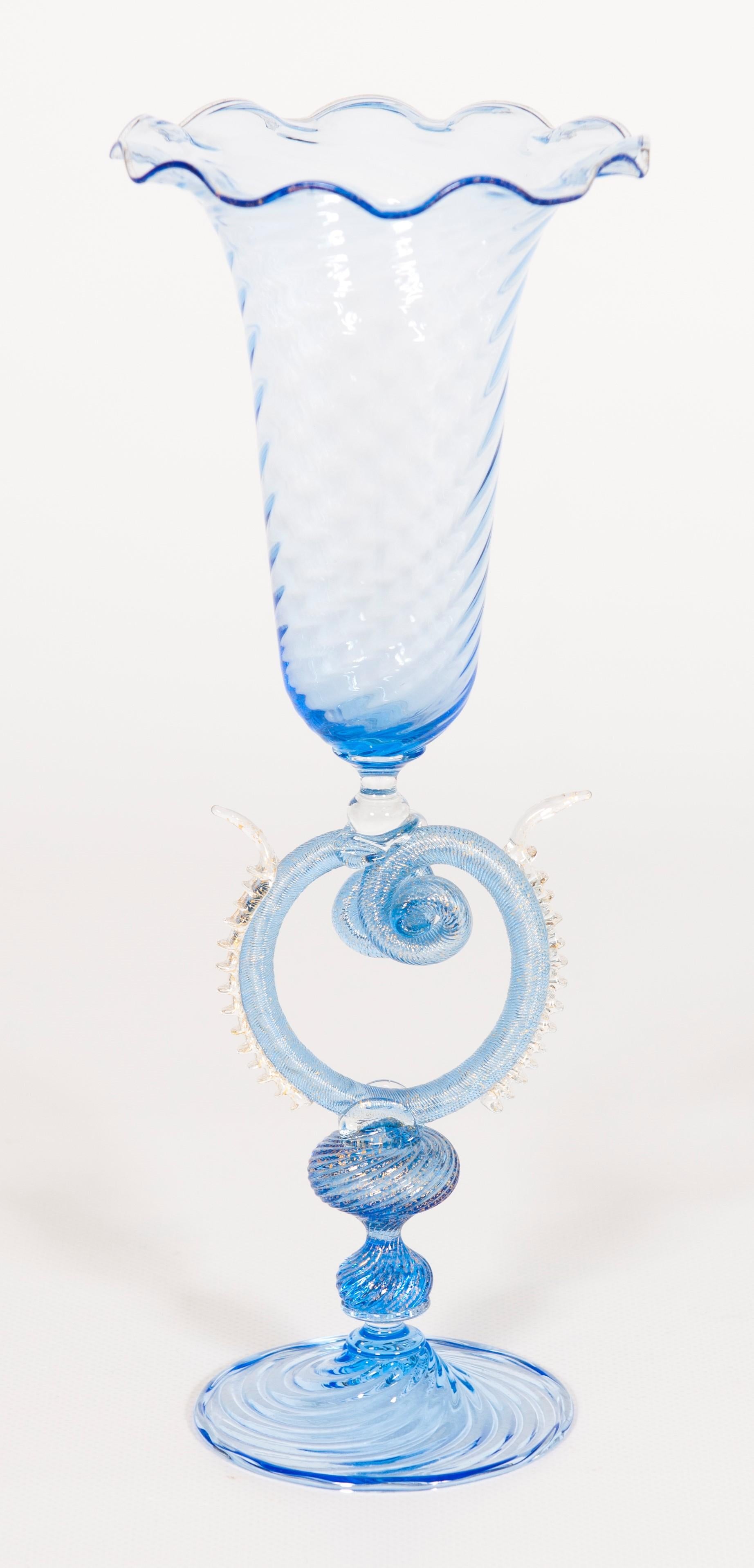 Calice bleu italien en verre de Murano et or 24 carats, années 1980.
Cet élégant calice vénitien a été entièrement fabriqué à la main avec du verre soufflé de Murano, dans une belle couleur bleue et une forme particulière. La base et la tige