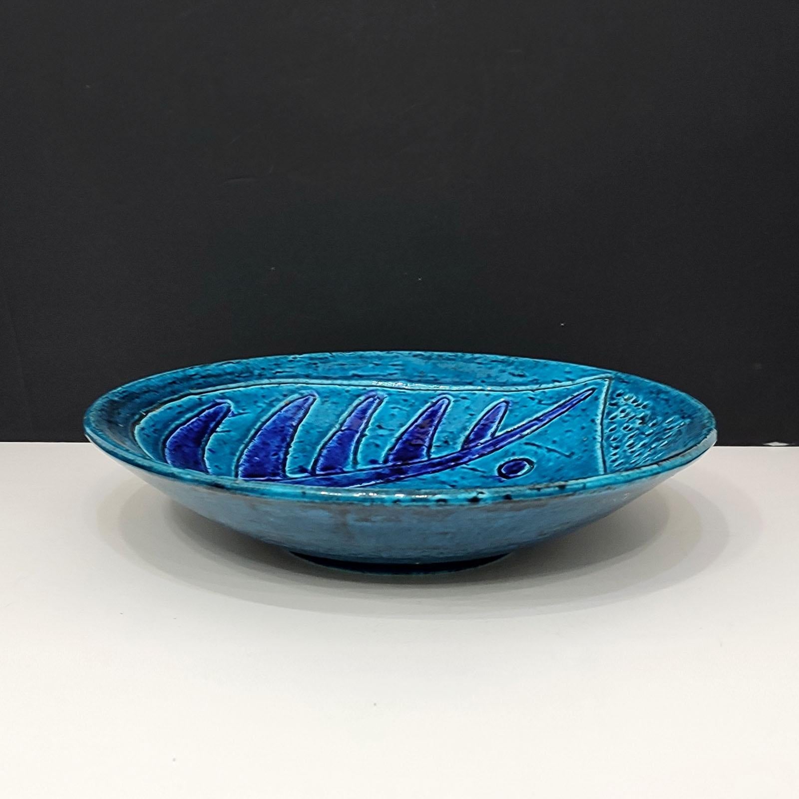Una grande ciotola (piatto) in gres chamotte della designer svedese Charlotte Hamilton (1883-1980) prodotta da Rörstrand nel 1946-49. 
Decorato con una grande foglia, in contrasto con i toni del blu chiaro e scuro.
Condizioni vintage eccellenti con