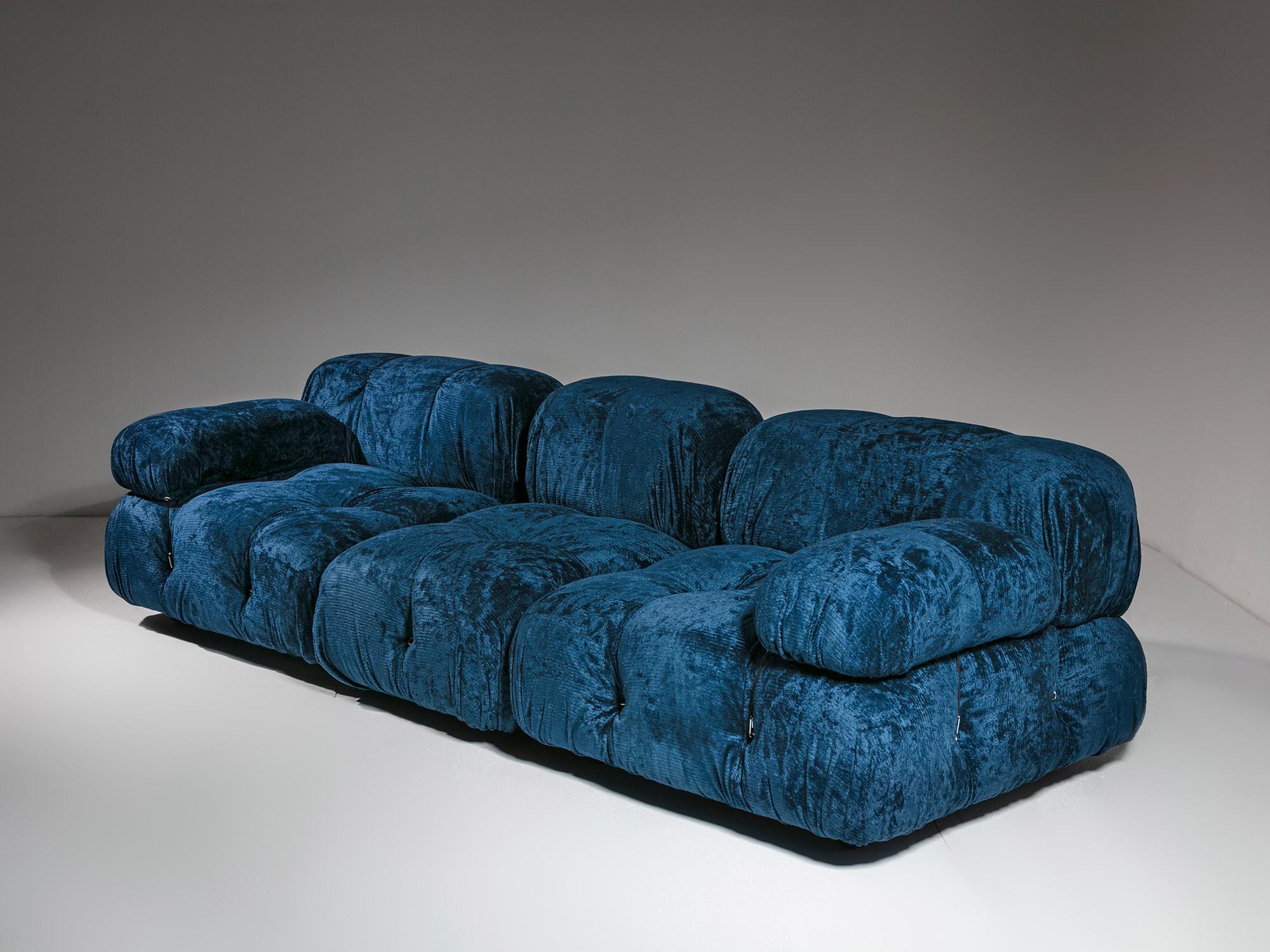 Sektionssofa Camaleonda von Mario Bellini für B&B.
Ausgabe mit dem Label der 70er Jahre und blauem Chenillebezug.
Ebenfalls erhältlich ist ein passender Sessel mit demselben blauen Bezug.  