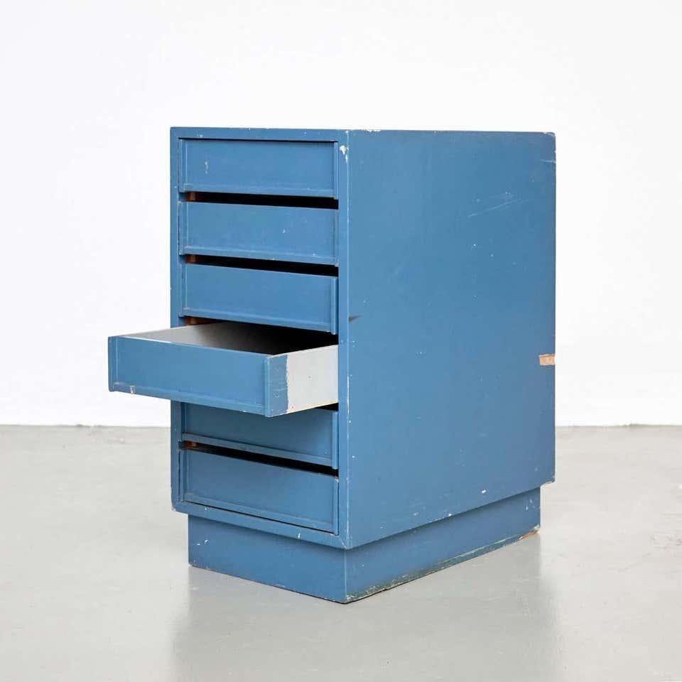Blaue Kommode mittionalistischen Schubladen aus Holz, Niederlande, um 1960 im Zustand „Gut“ im Angebot in Barcelona, Barcelona