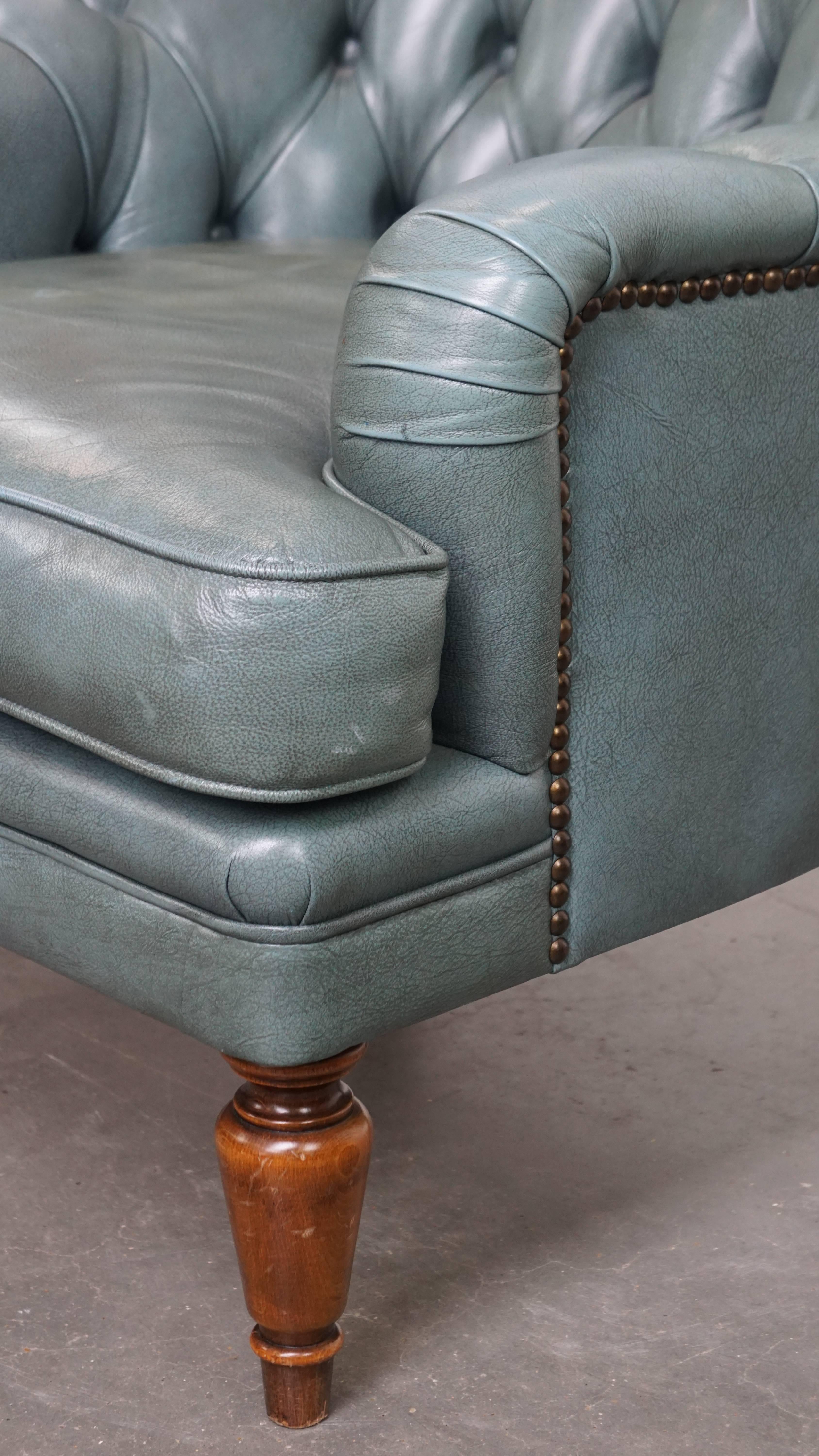 Fauteuil Chesterfield bleu en peau de vache de style anglais avec clous décoratifs. en vente 4