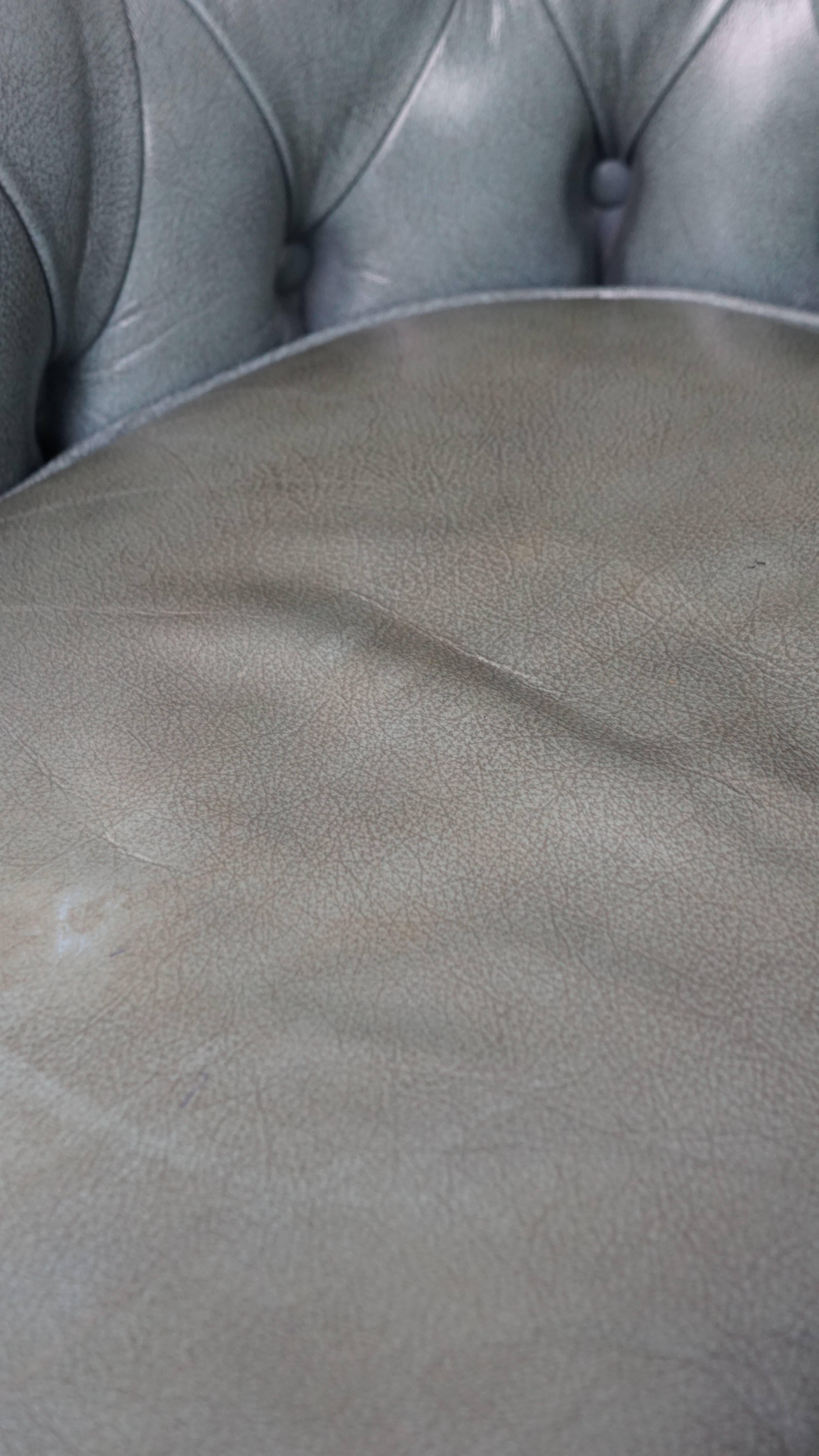 Fauteuil Chesterfield bleu en peau de vache de style anglais avec clous décoratifs. en vente 5