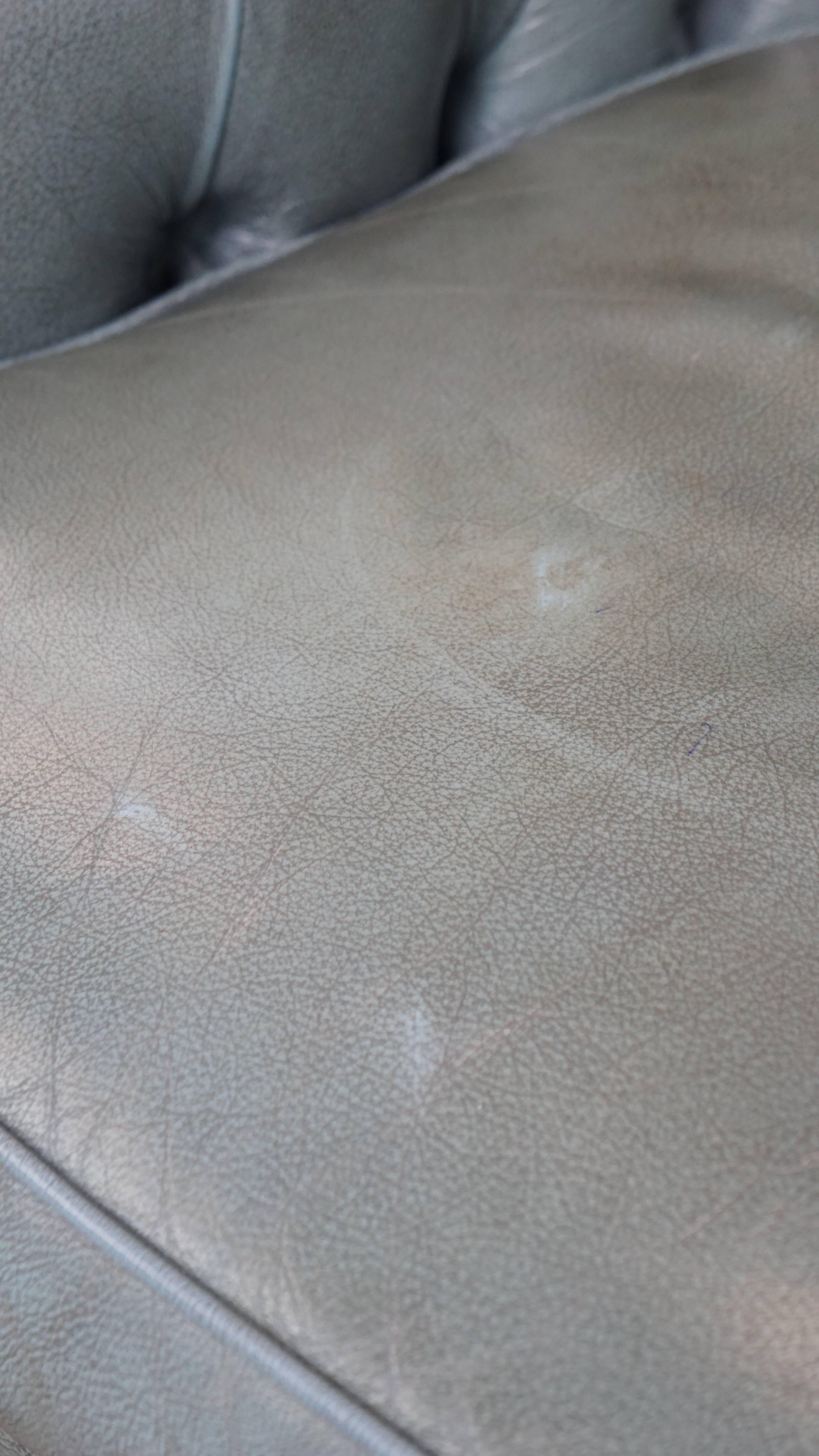 Fauteuil Chesterfield bleu en peau de vache de style anglais avec clous décoratifs. en vente 6