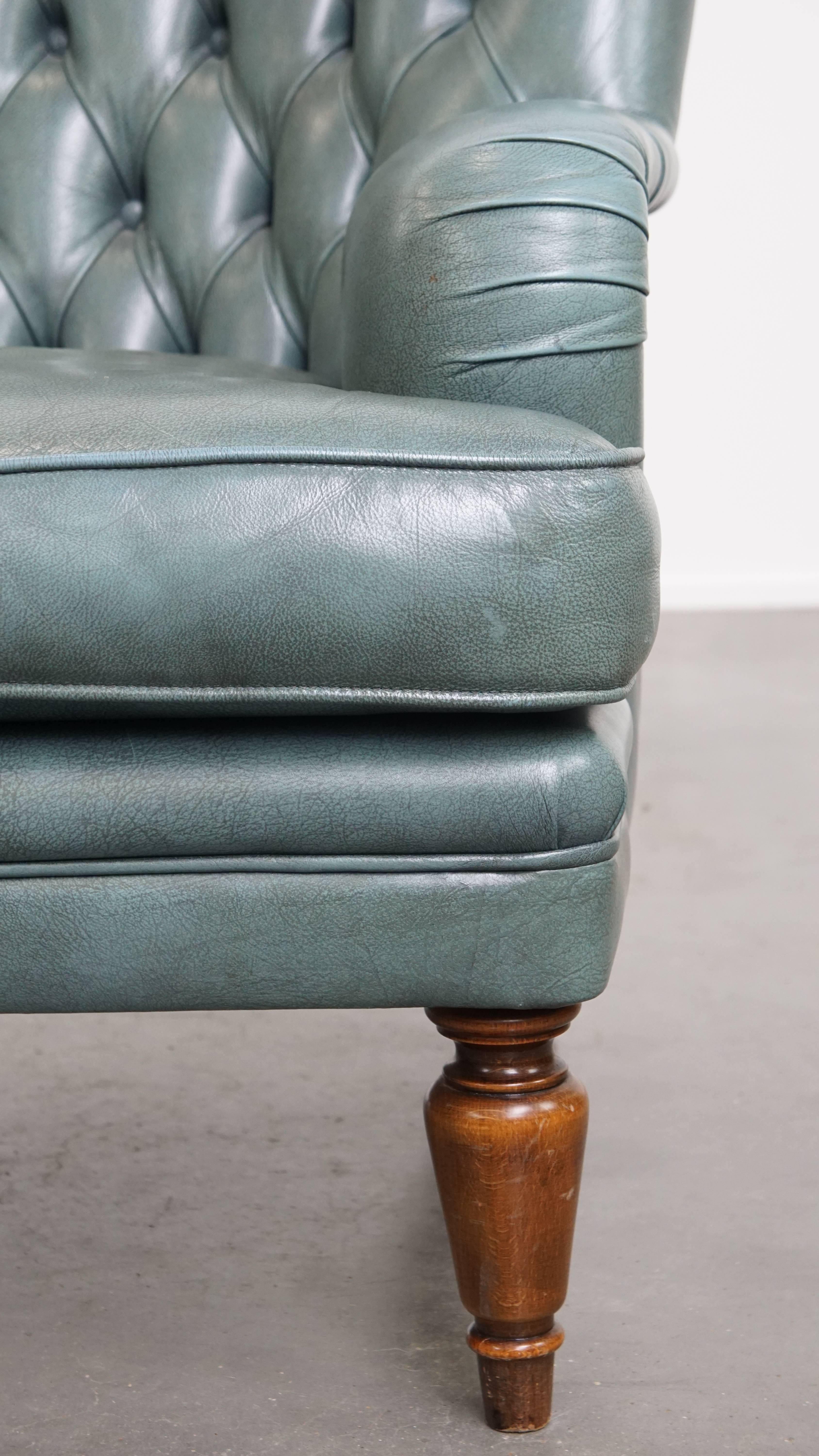 Fauteuil Chesterfield bleu en peau de vache de style anglais avec clous décoratifs. en vente 7