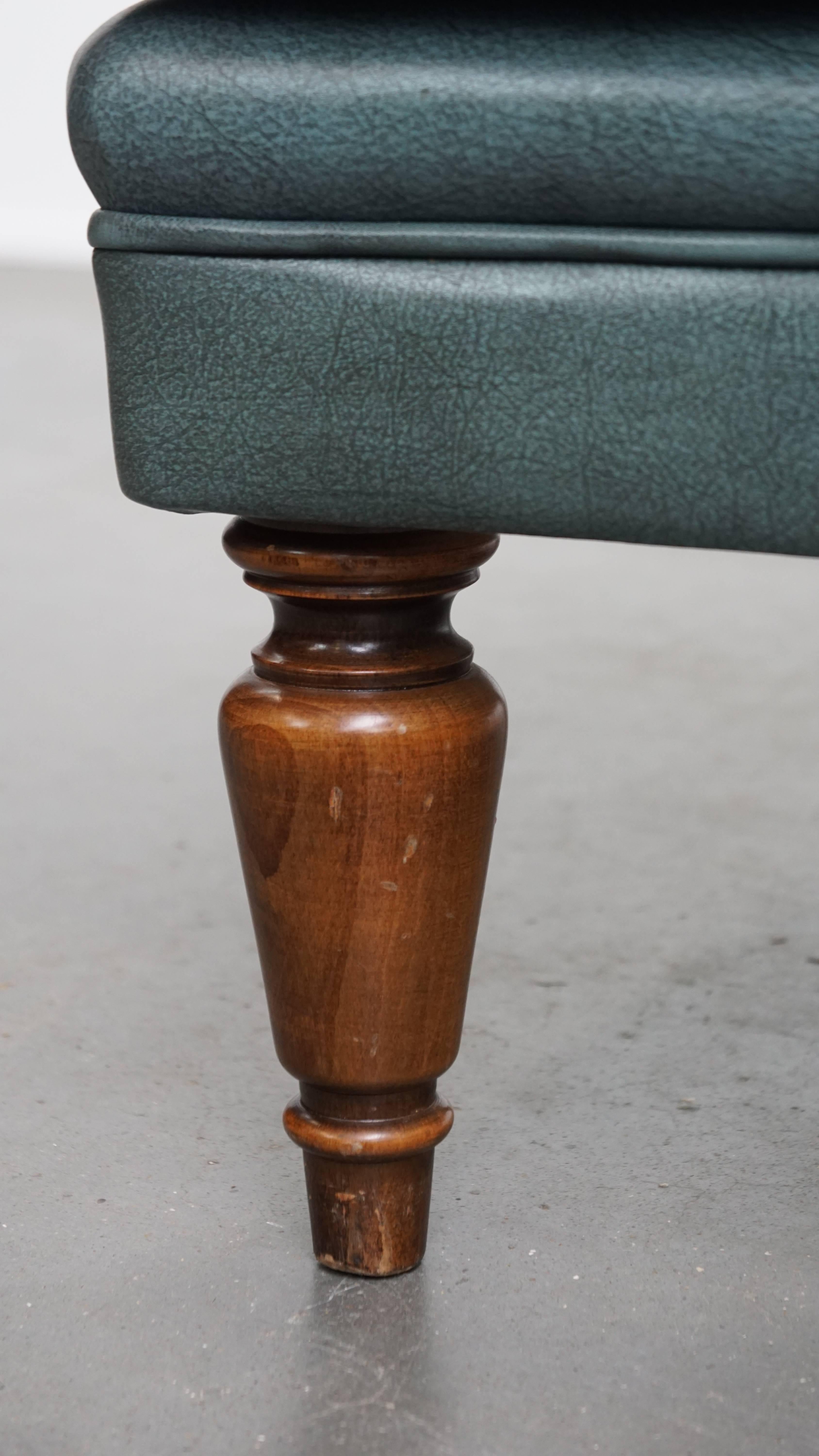 Fauteuil Chesterfield bleu en peau de vache de style anglais avec clous décoratifs. en vente 9