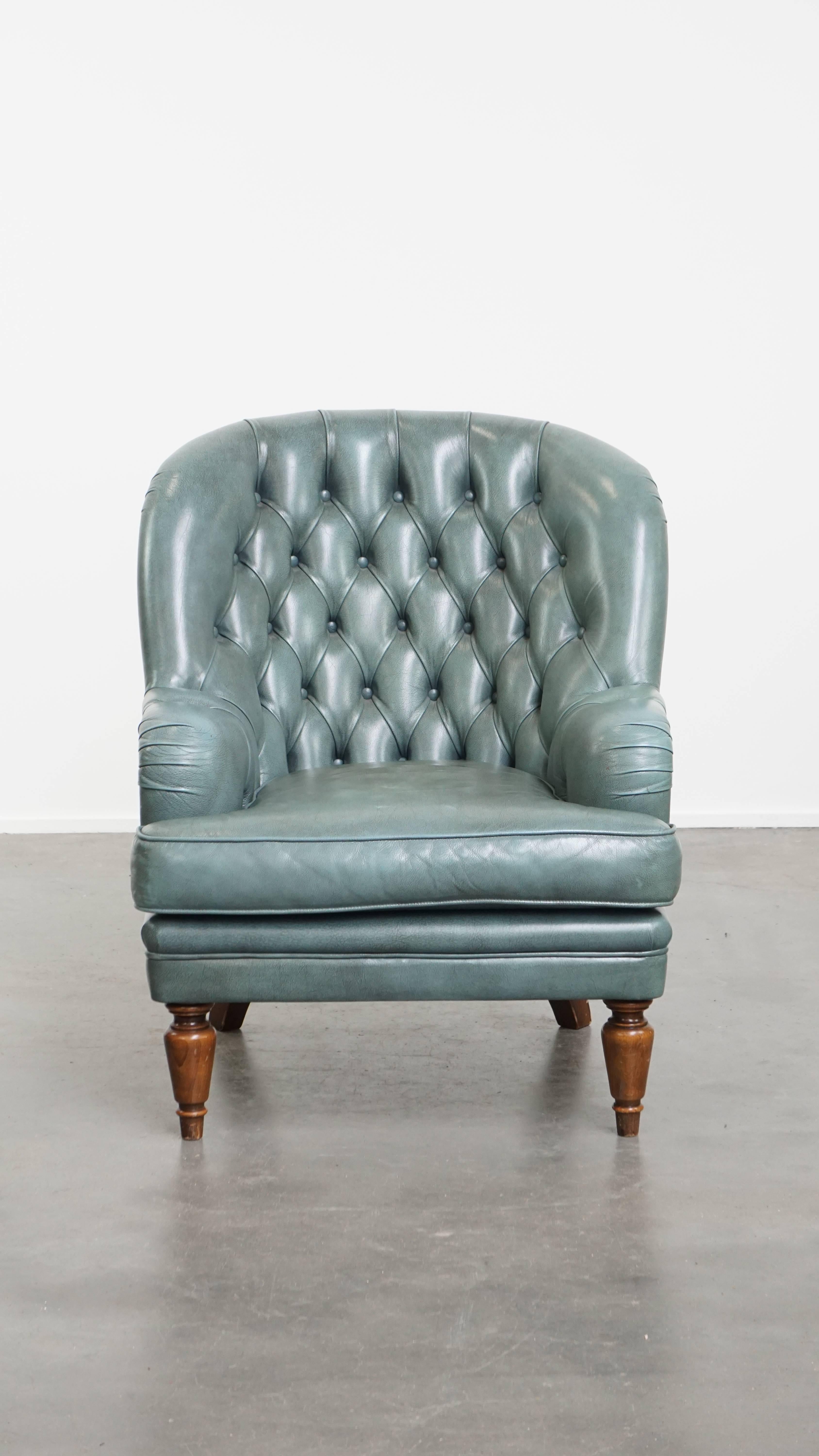 Up&Up est ce fauteuil Chesterfield bleu unique en peau de vache de style anglais avec des clous décoratifs.

Ce rare fauteuil Chesterfield, grâce notamment à sa couleur, attire tous les regards. Il s'intègre facilement dans presque tous les