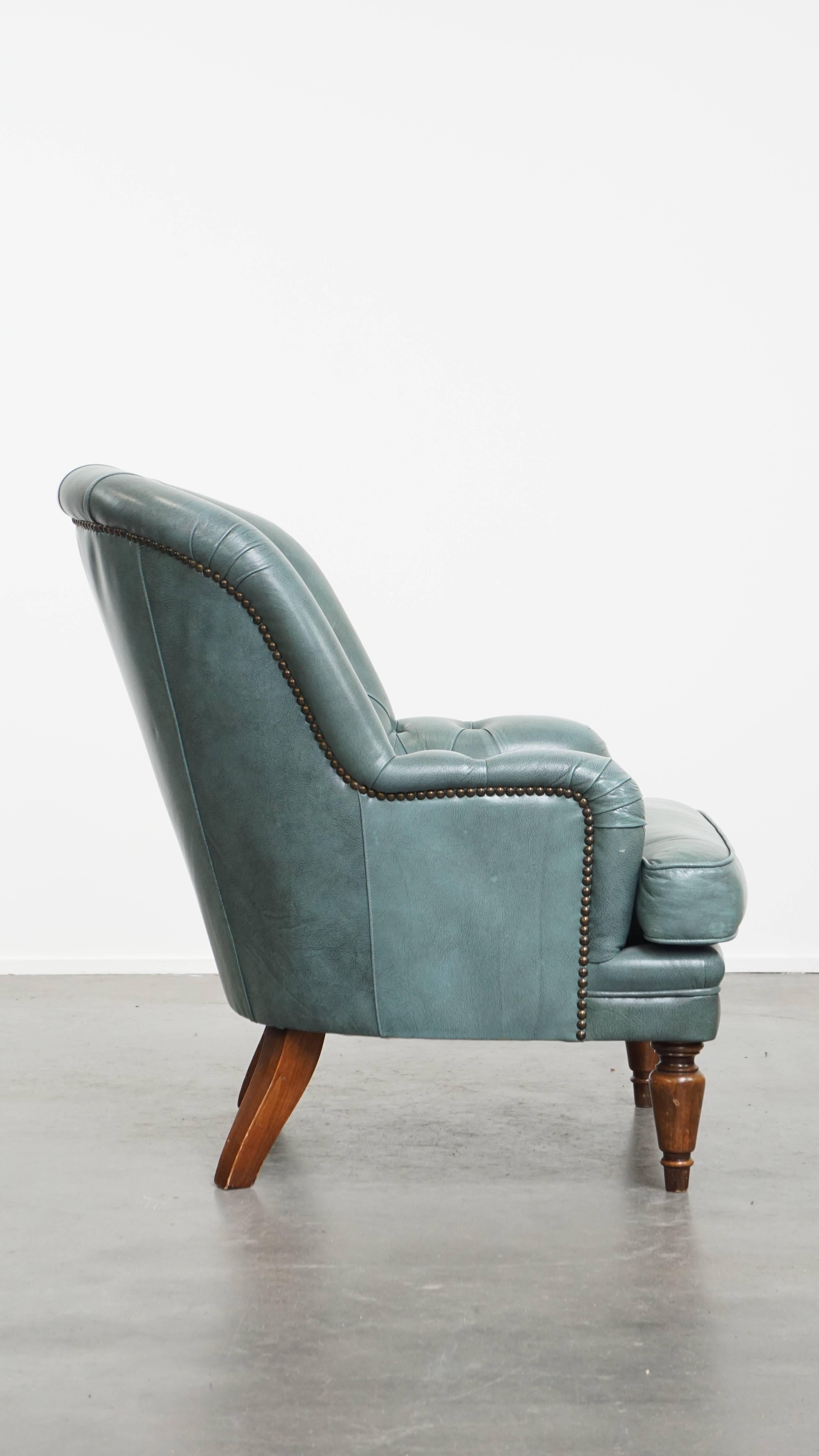 Fait main Fauteuil Chesterfield bleu en peau de vache de style anglais avec clous décoratifs. en vente