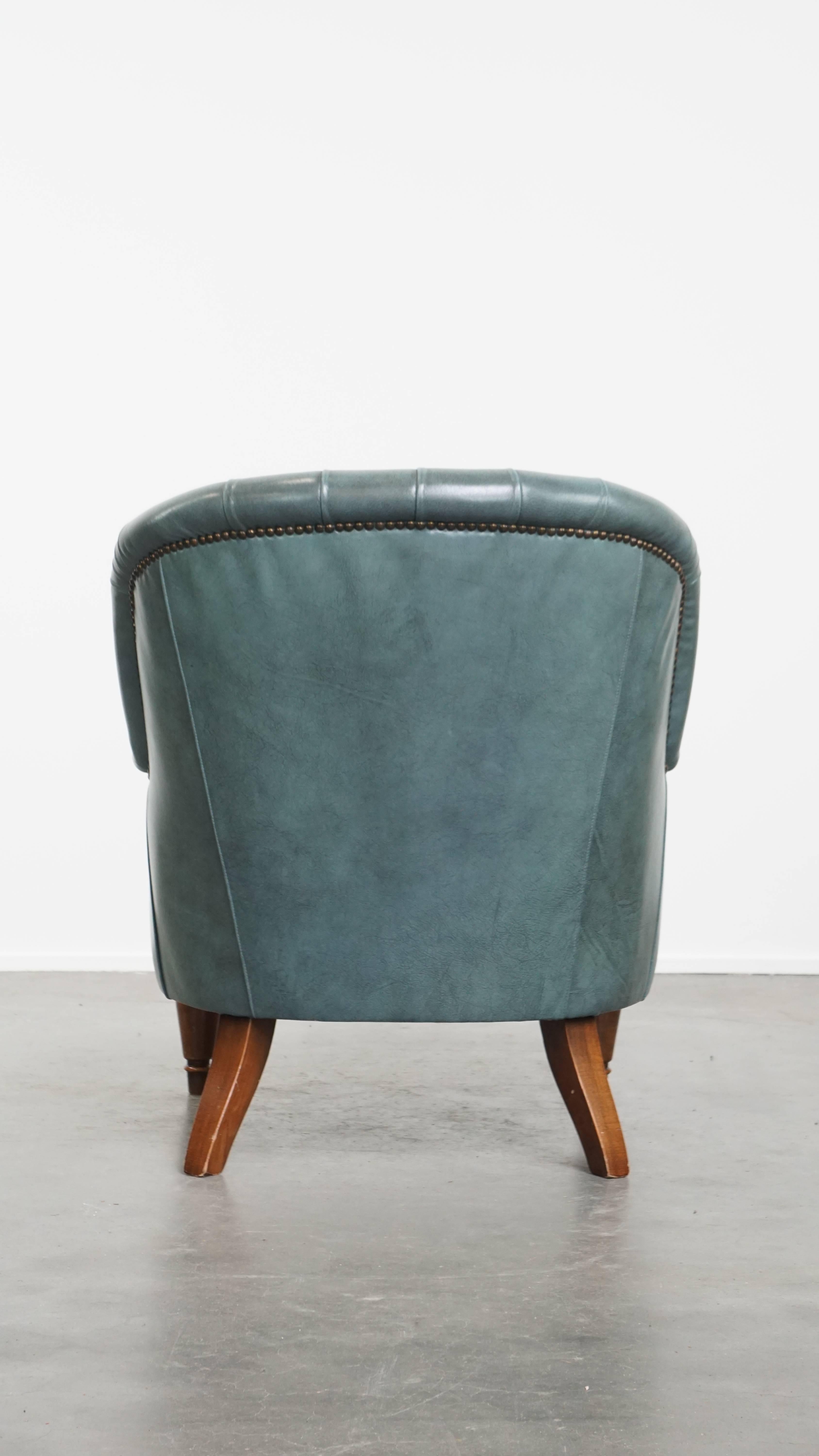 Fauteuil Chesterfield bleu en peau de vache de style anglais avec clous décoratifs. État moyen - En vente à Harderwijk, NL