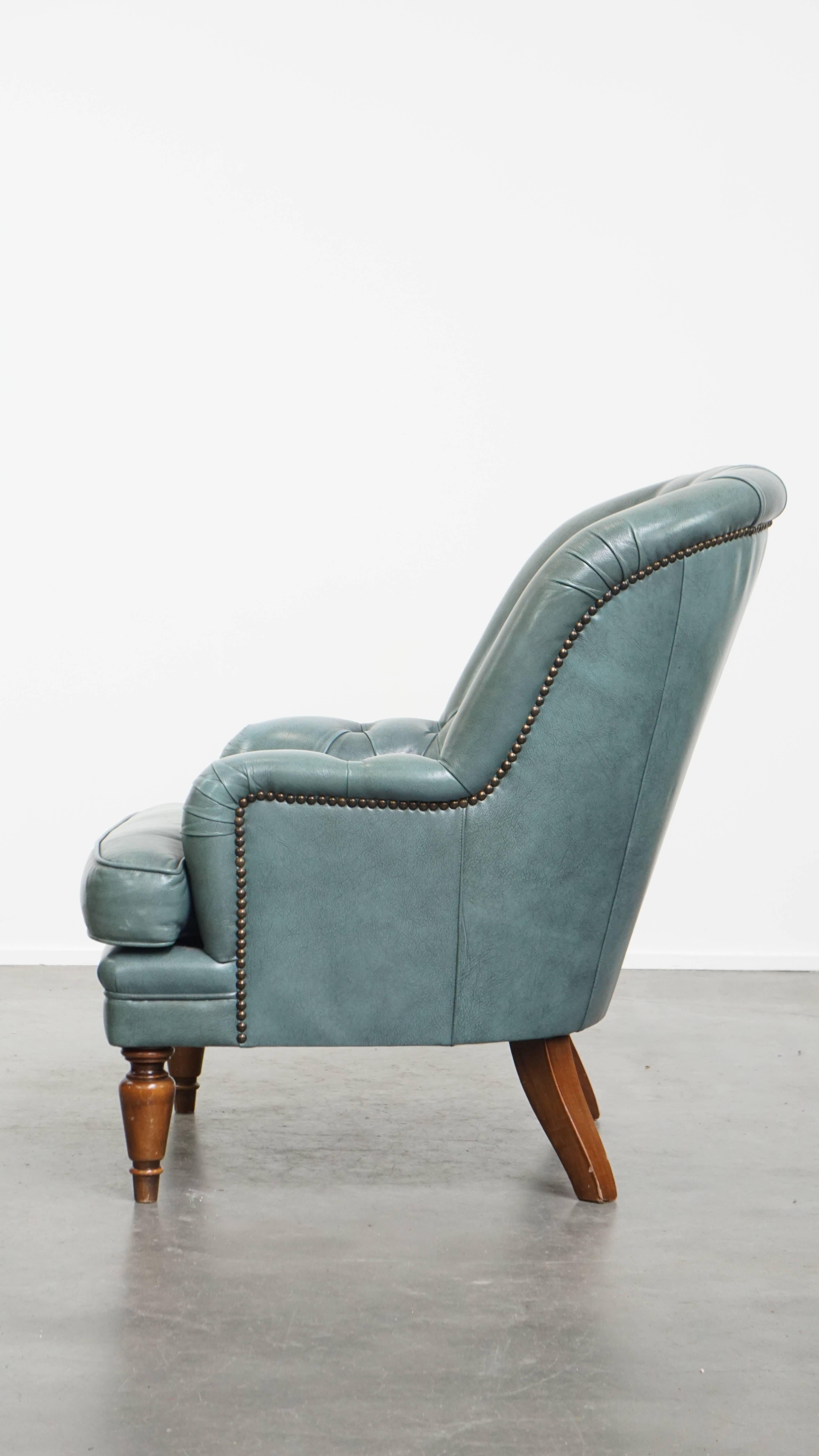 20ième siècle Fauteuil Chesterfield bleu en peau de vache de style anglais avec clous décoratifs. en vente