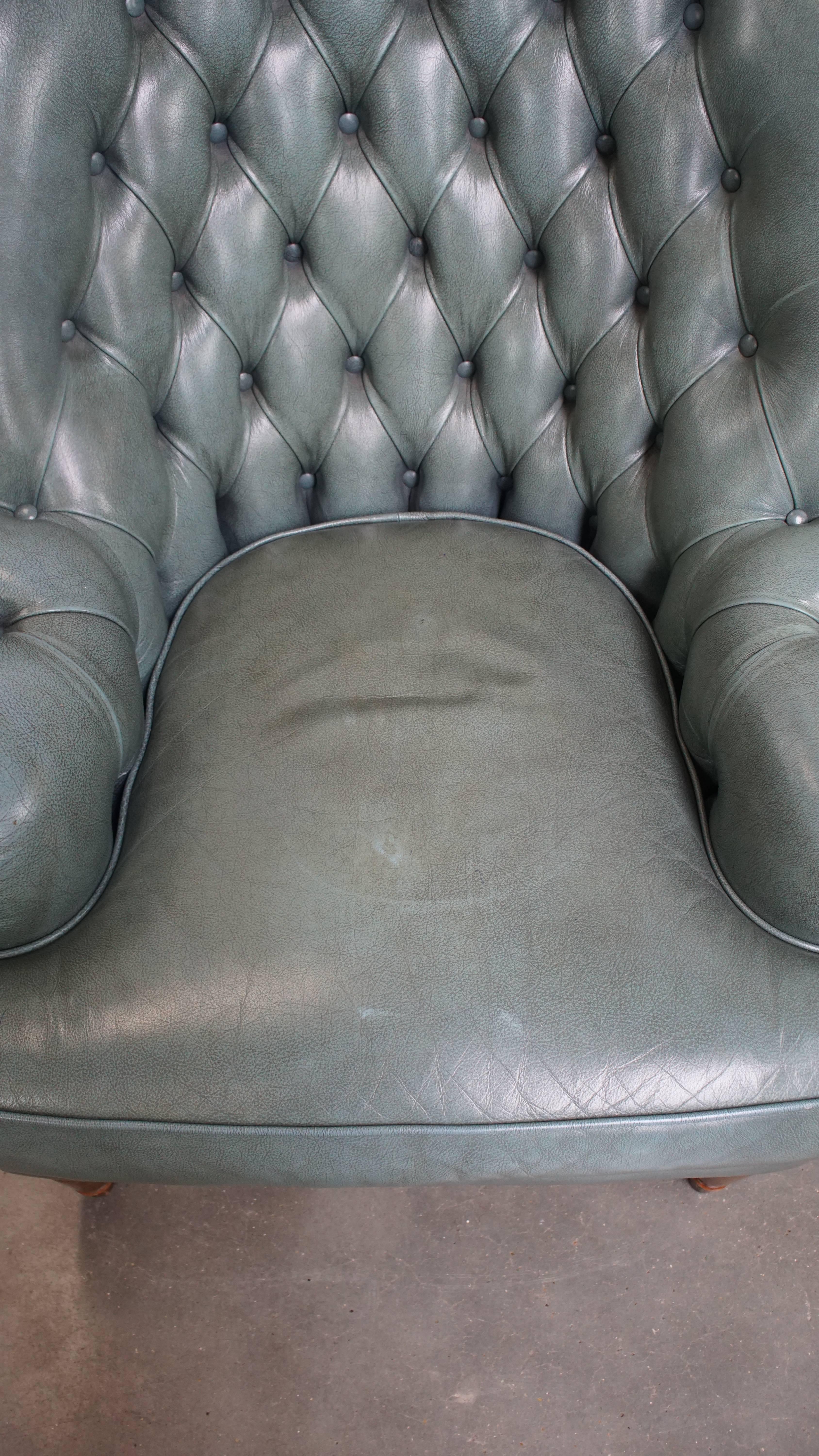 Cuir de vache Fauteuil Chesterfield bleu en peau de vache de style anglais avec clous décoratifs. en vente