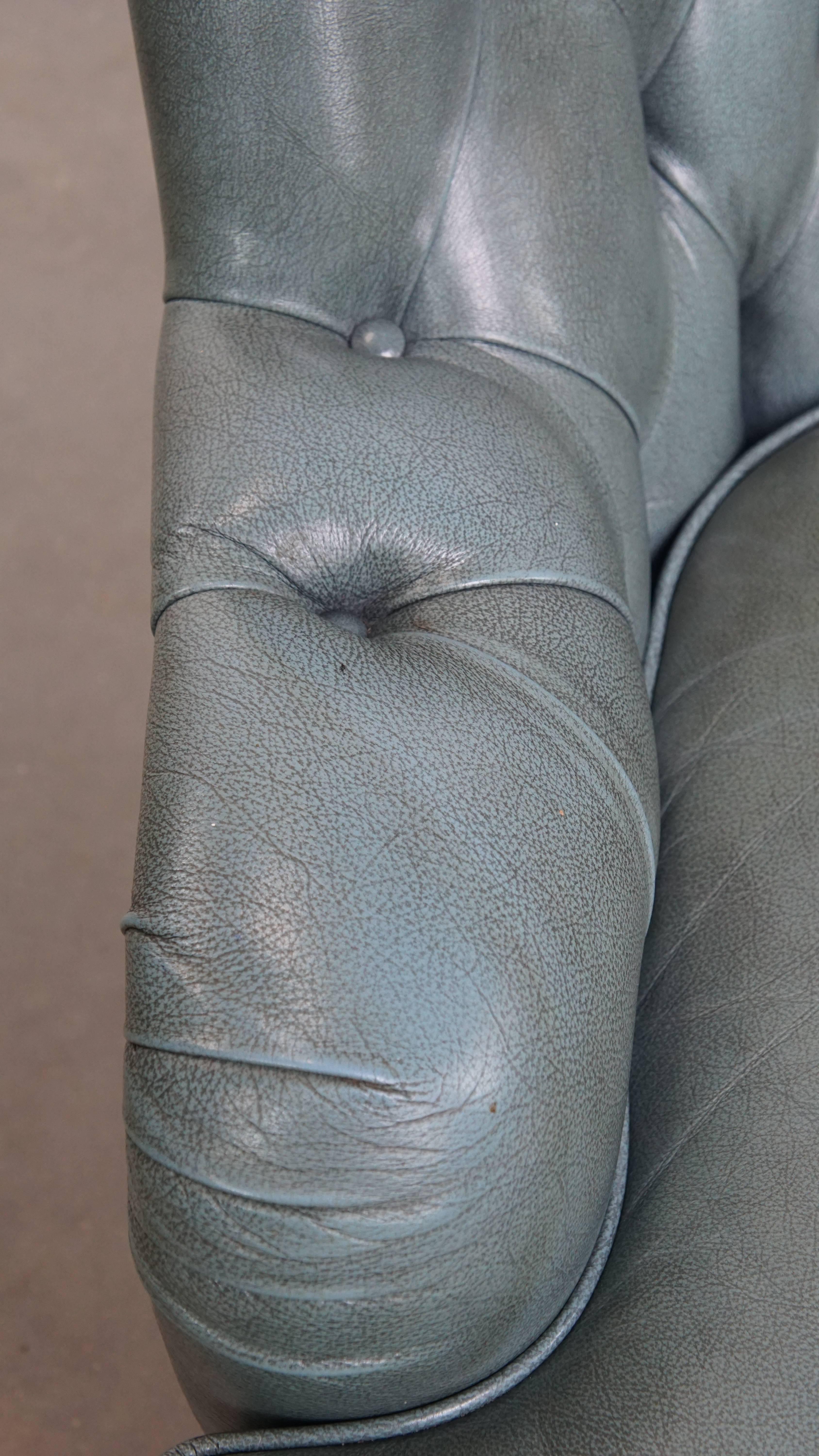 Fauteuil Chesterfield bleu en peau de vache de style anglais avec clous décoratifs. en vente 1