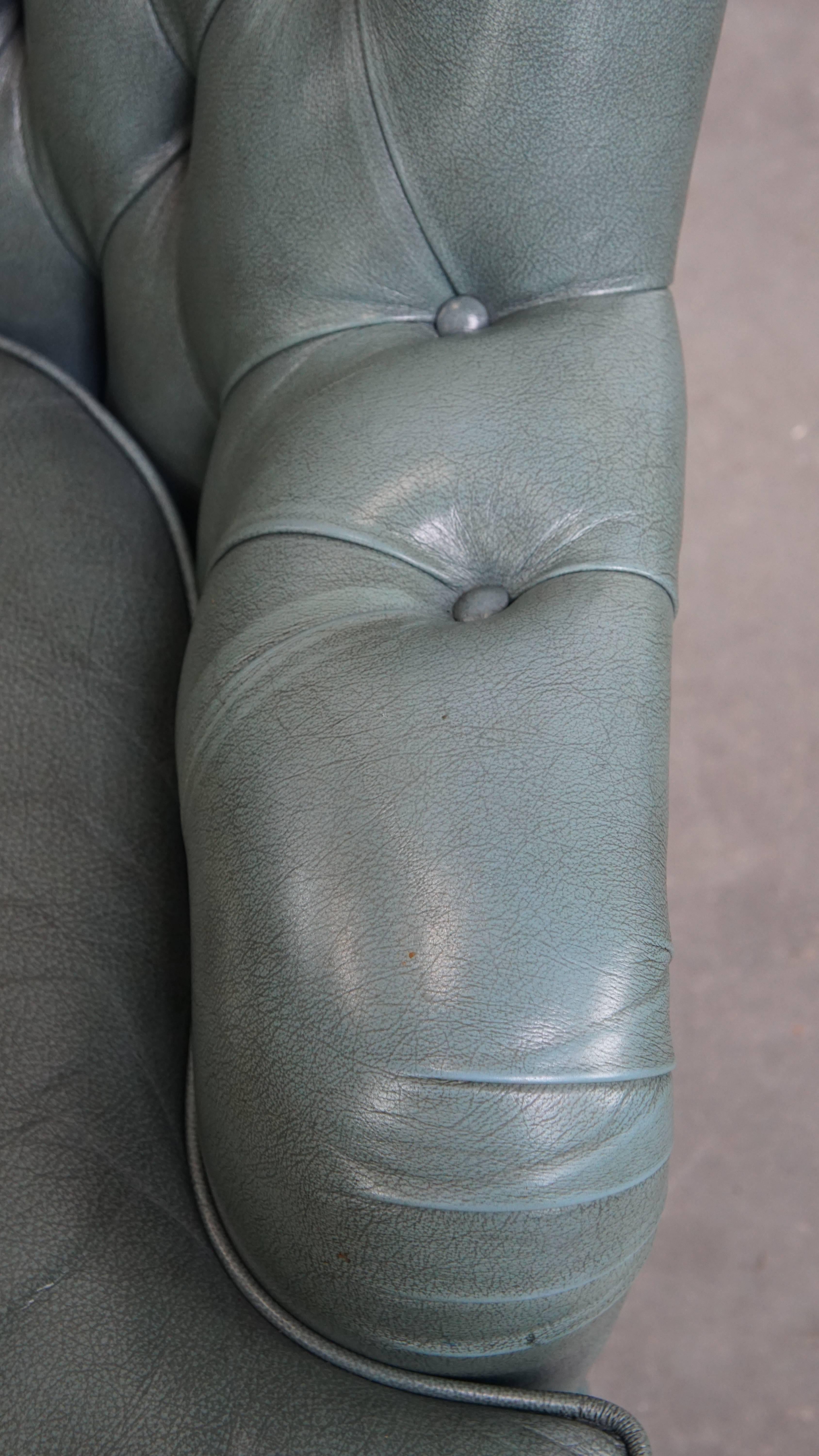 Fauteuil Chesterfield bleu en peau de vache de style anglais avec clous décoratifs. en vente 2
