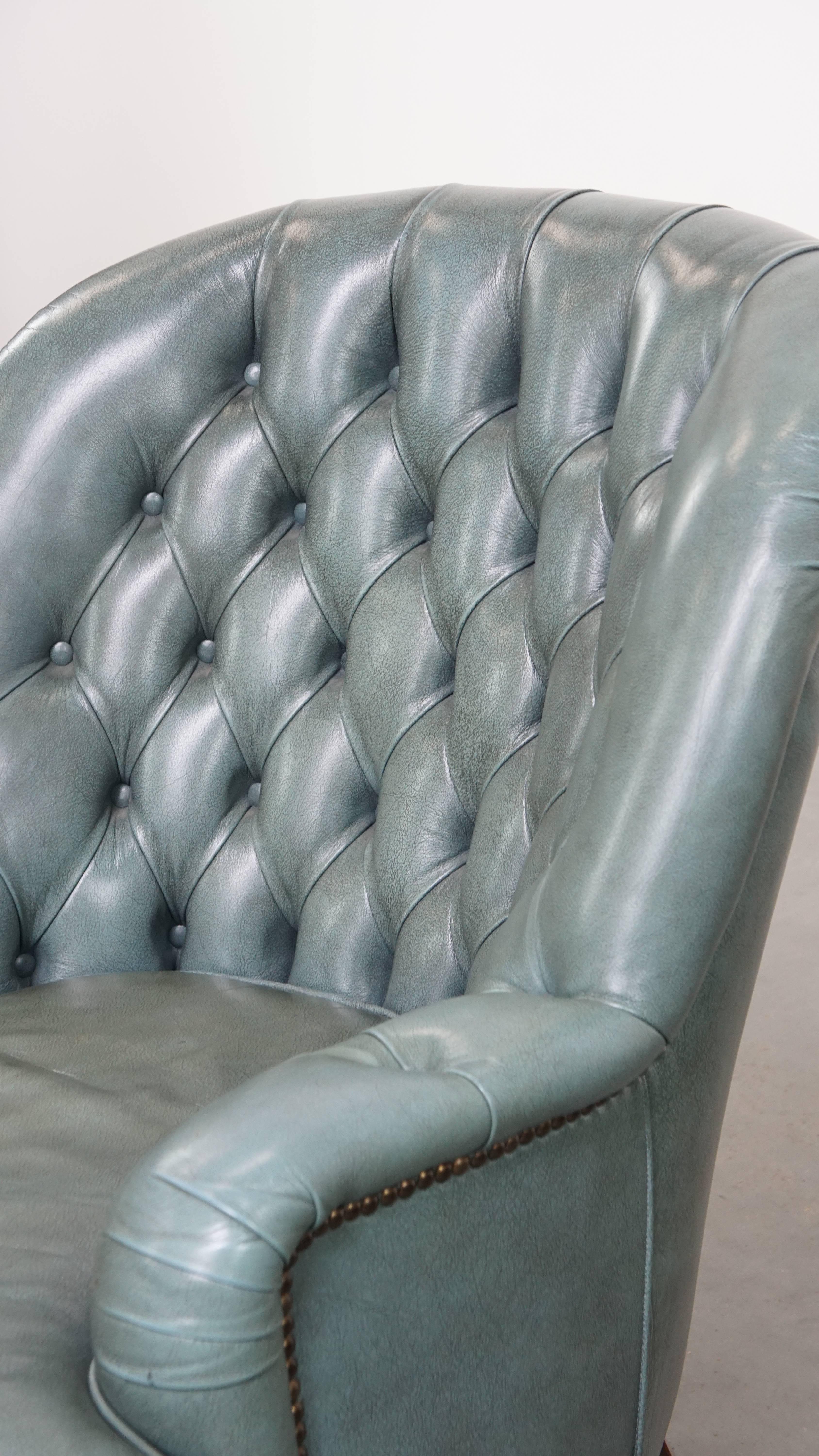 Fauteuil Chesterfield bleu en peau de vache de style anglais avec clous décoratifs. en vente 3
