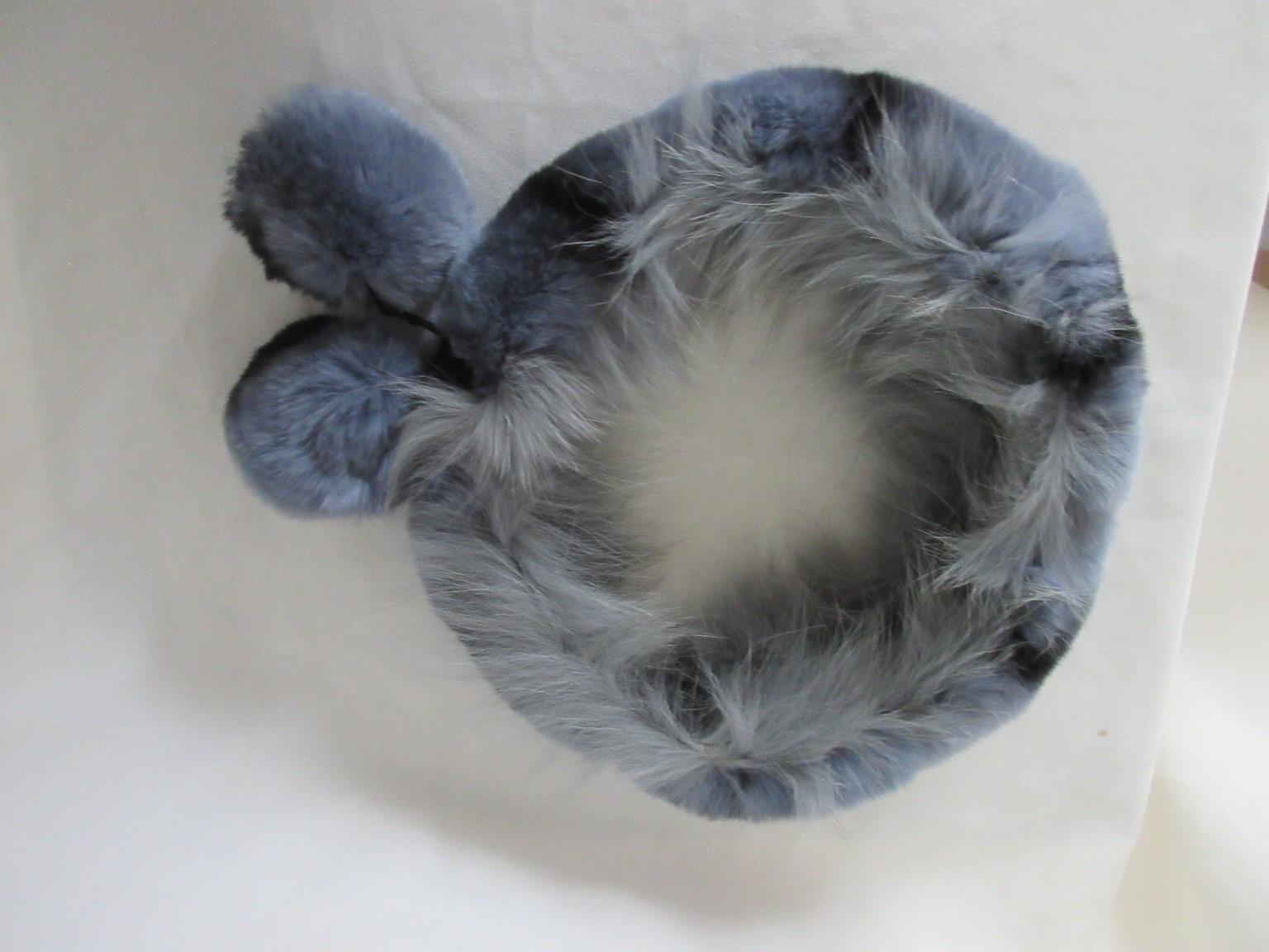 This fur headband is made of soft dyed blue chinchilla fur.

We offer more fur items, view our frontstore

With 2 pom pom
you can use it also as a collar
Inside is black lining with a little stretch
Size fits like 57/58 cm 22.44/22.83 inch