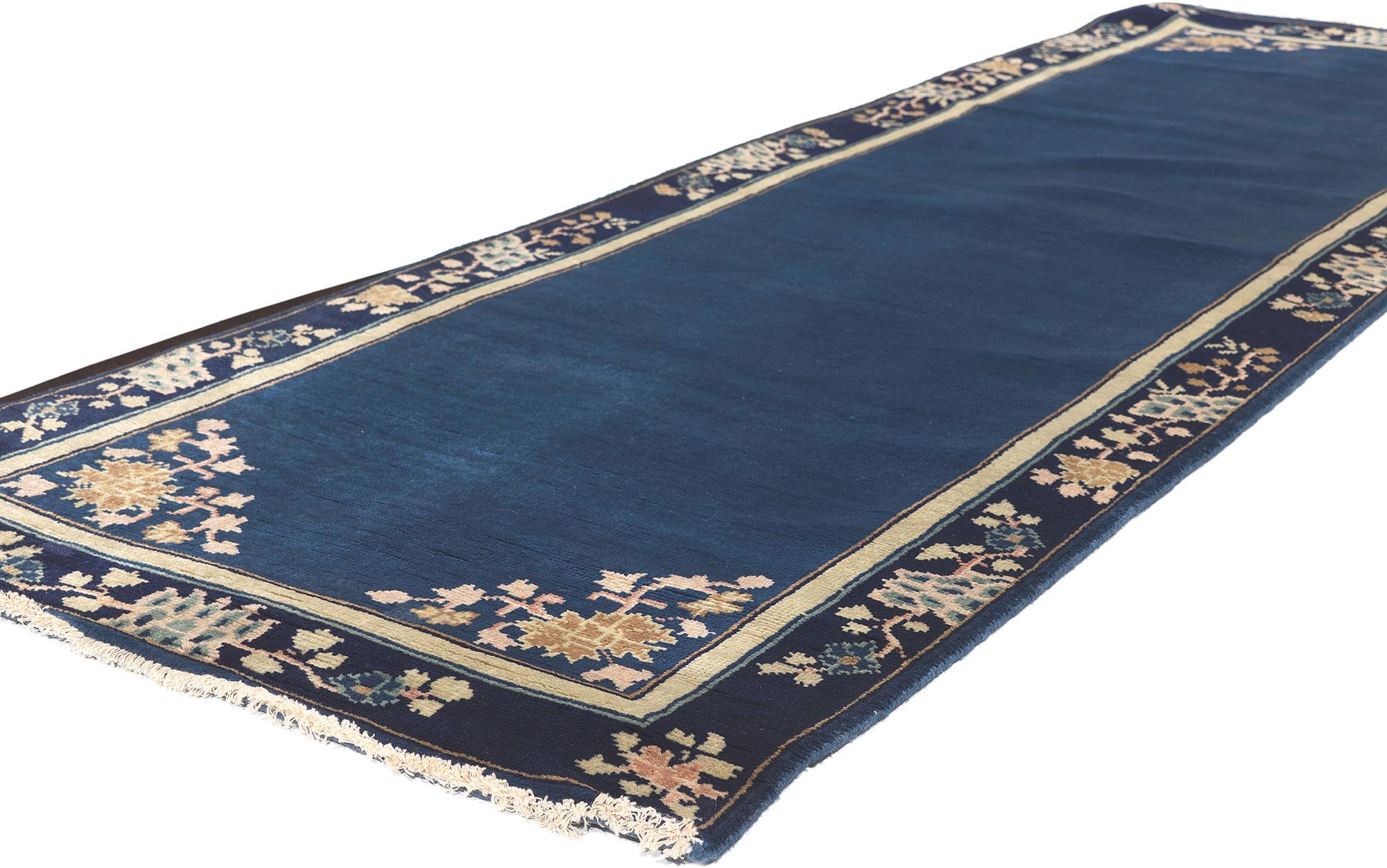 30992 Tappeto moderno cinese Art Deco con stile Chinoiserie Chic, 02'06 x 08'00.
Lo chic della cineseria incontra il lusso moderno in questo runner in lana cinese annodato a mano in stile Art Deco. Lo stile senza tempo e la sontuosa trama