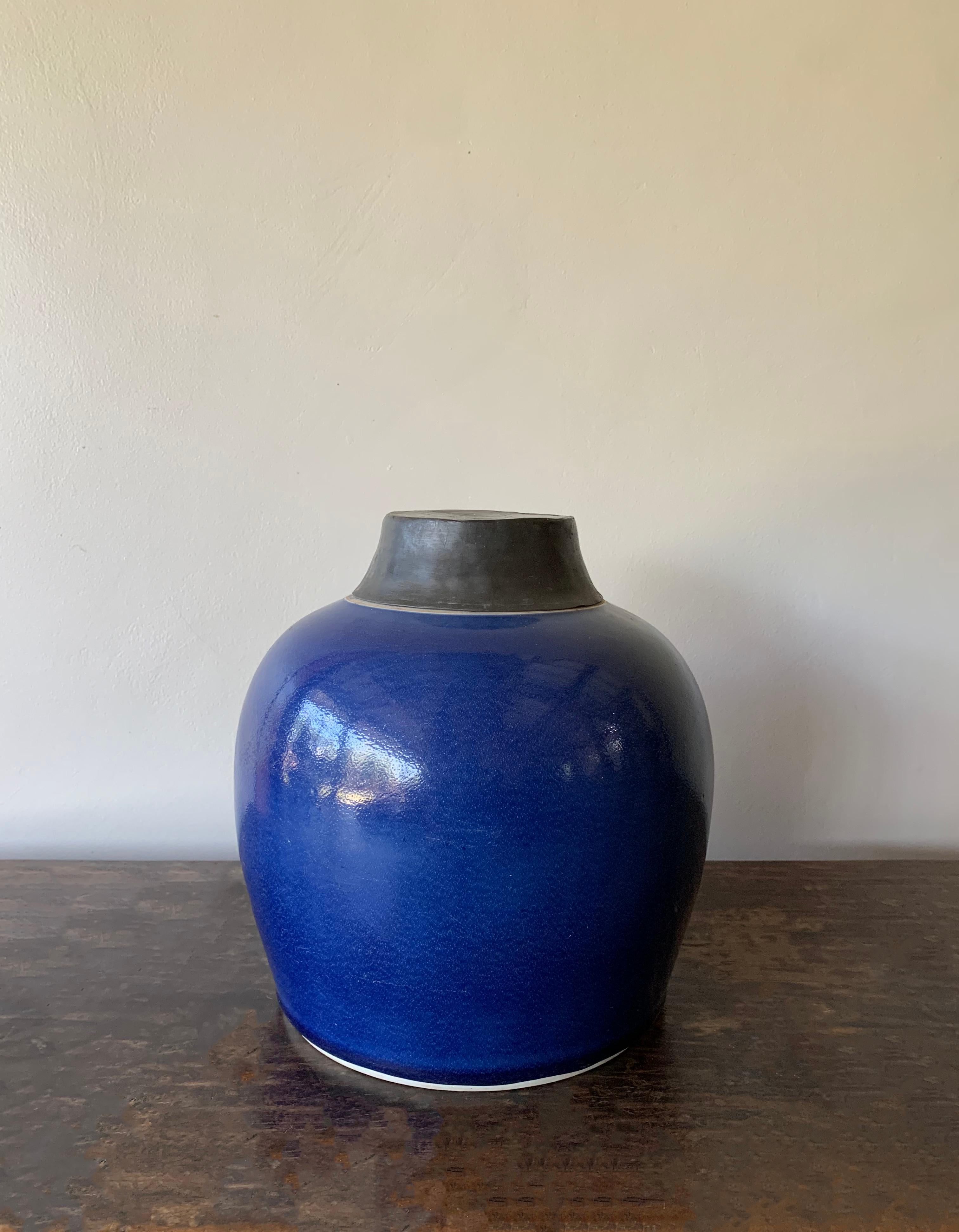 This is a Blue Chinese ceramic ginger jar with metal top dating to the Early 20th Century 

Dimensions: Height 25.5cm Diameter 22cm.
 