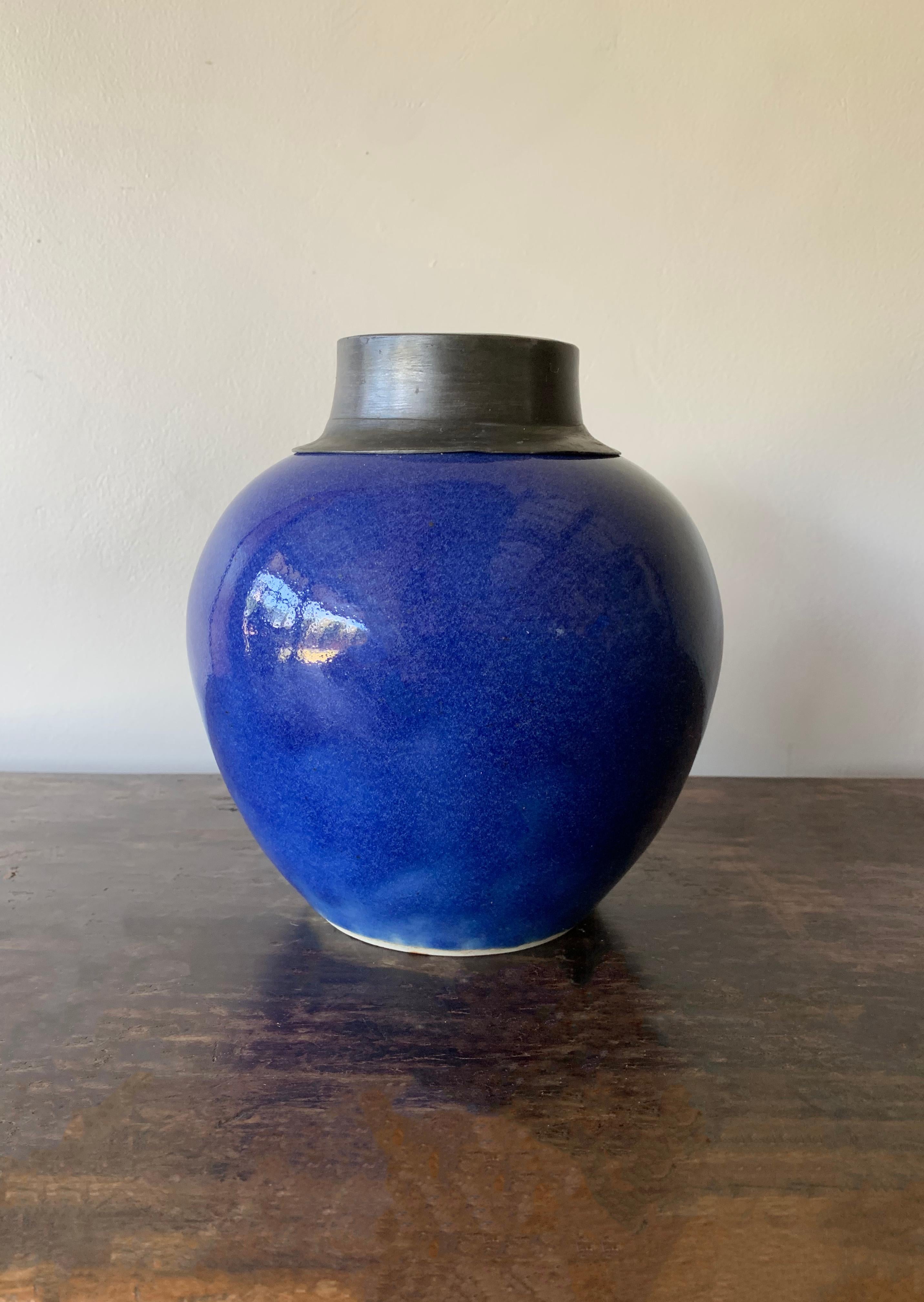 This is a Blue Chinese ceramic ginger jar with metal top dating to the Early 20th Century 

Dimensions: Height 20.5cm Diameter 18cm.
 