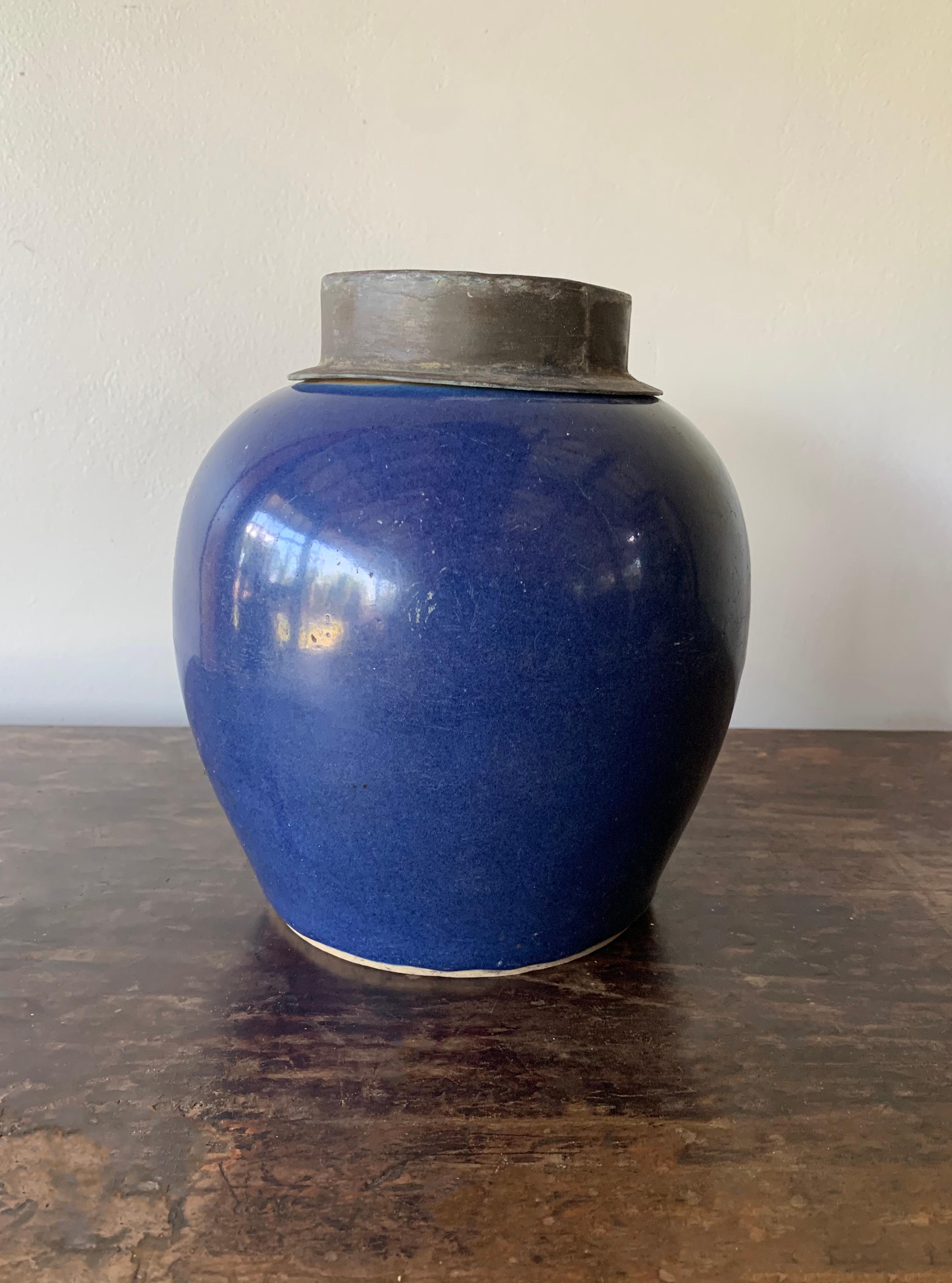 This is a blue Chinese ceramic ginger jar with metal top dating to the early 20th century 

Dimensions: Height 19.5cm Diameter 17.5cm.
    