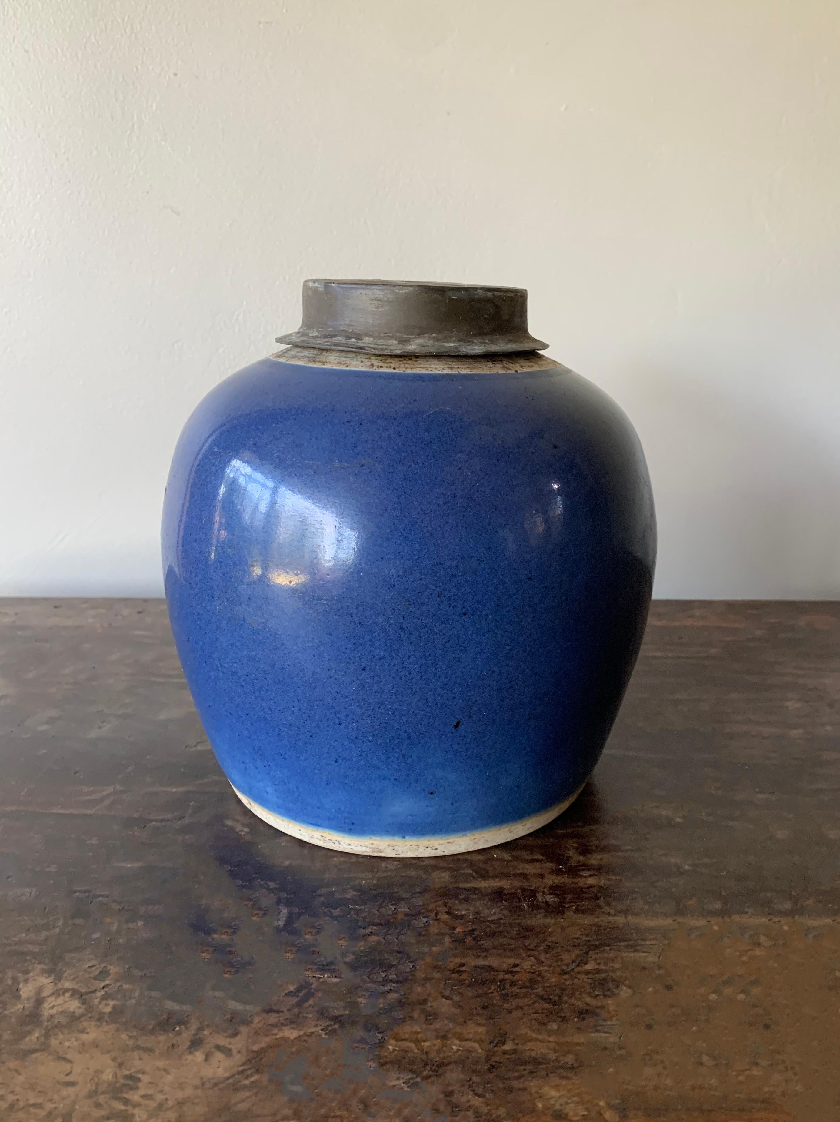 This is a blue Chinese ceramic ginger jar with metal top dating to the early 20th century 

Dimensions: Height 18.5cm diameter 17cm.
  