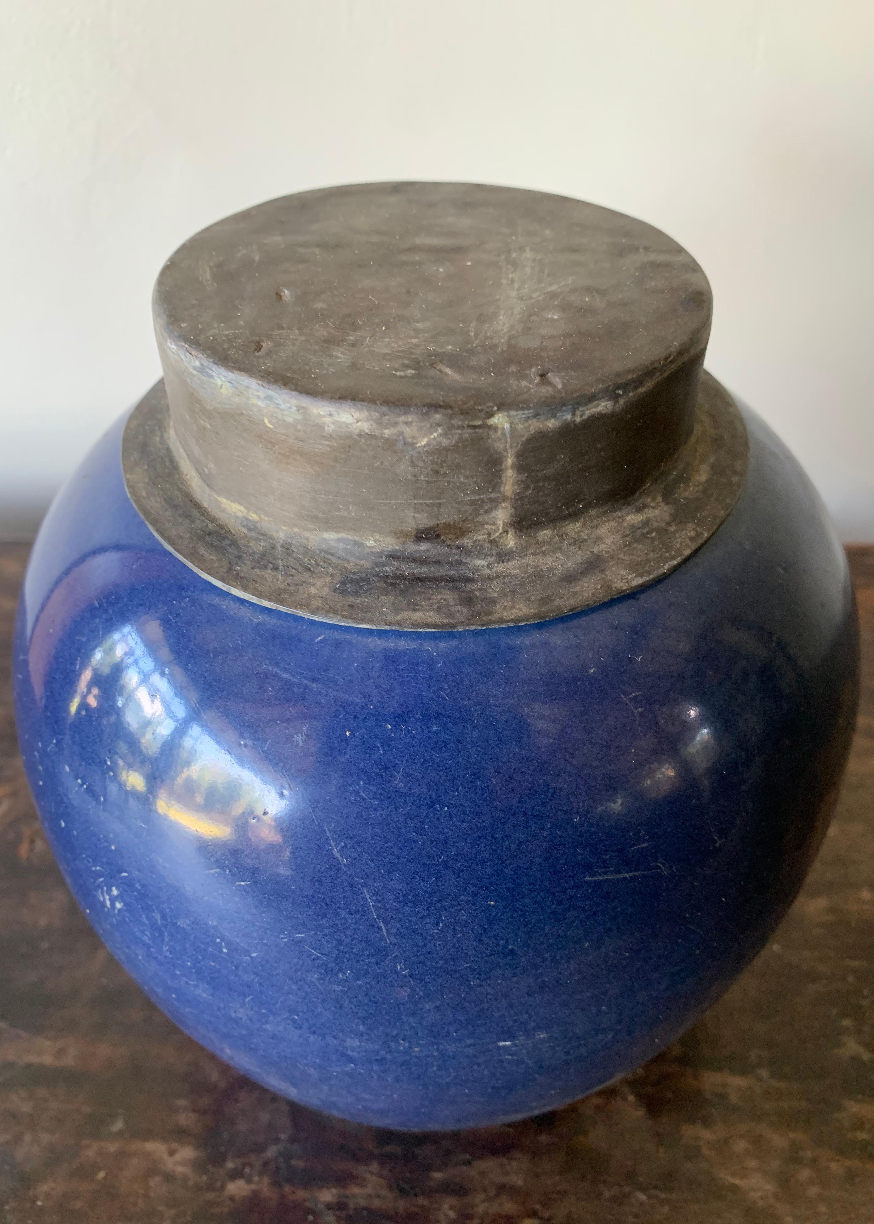 Blue Chinese Ceramic Ginger Jar with Metal Top, Early 20th Century In Good Condition In Jimbaran, Bali