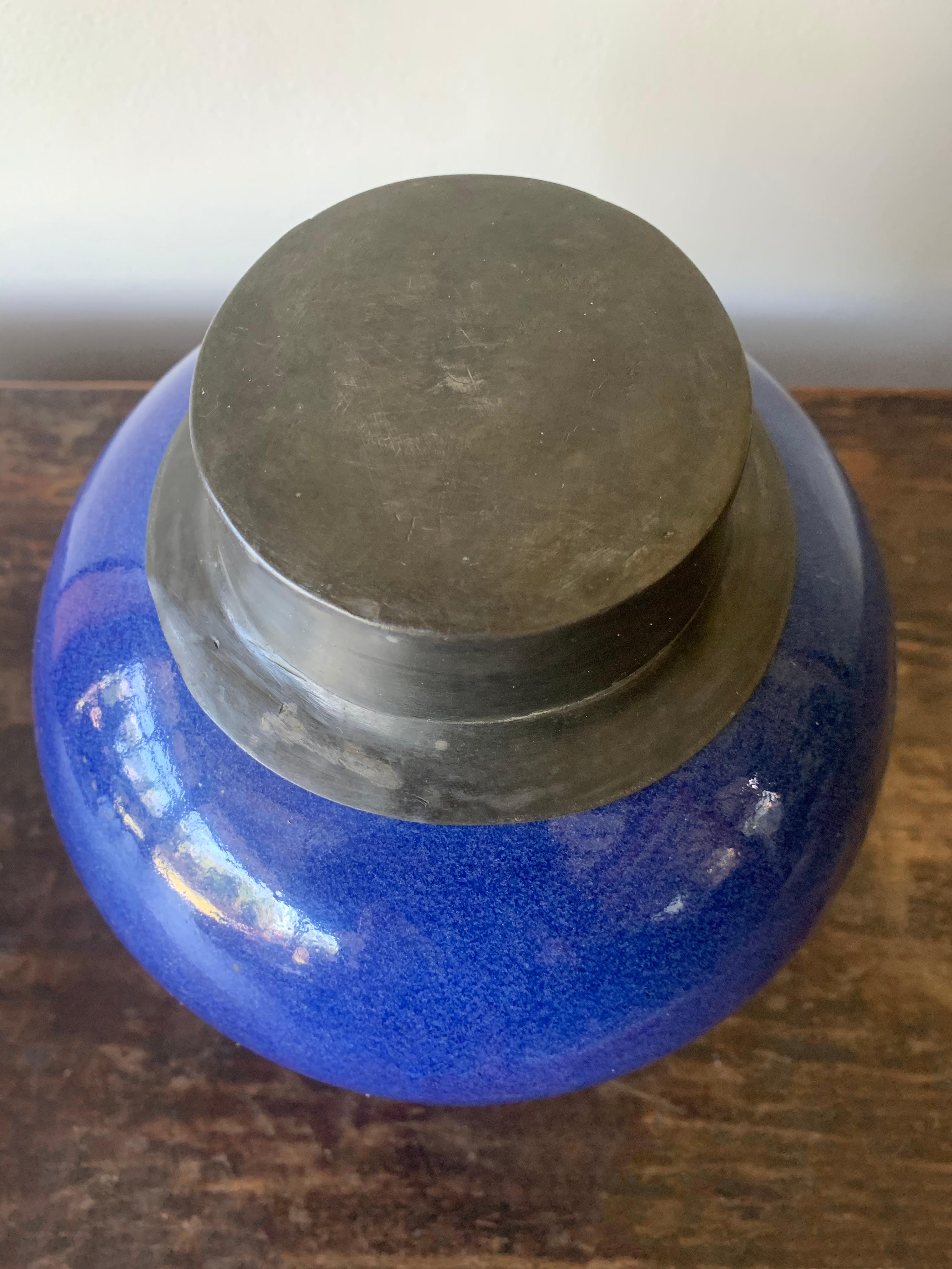 Blue Chinese Ceramic Ginger Jar with Metal Top, Early 20th Century In Good Condition For Sale In Jimbaran, Bali