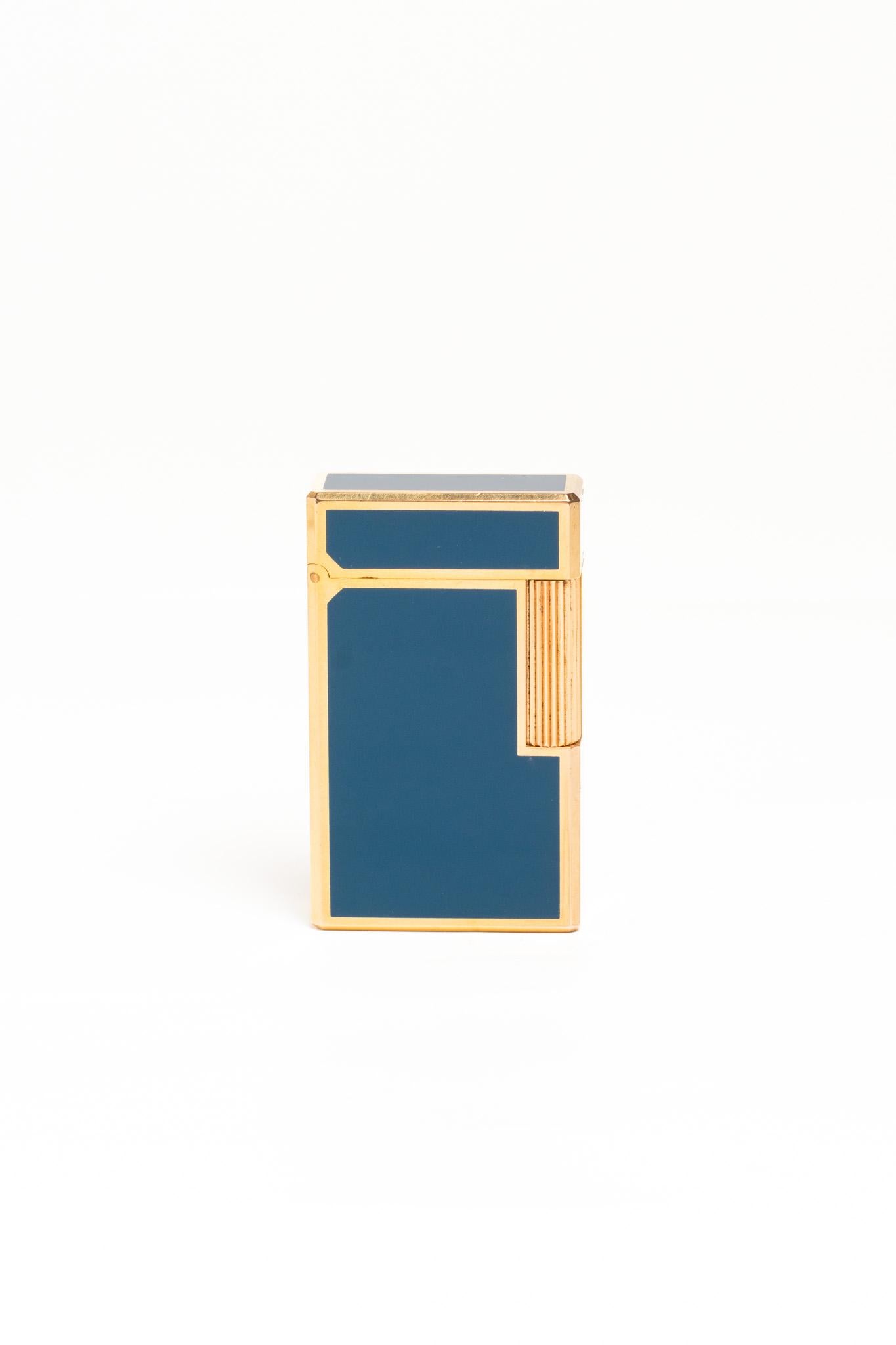 Rare Gold Plated S. T. Dupont Line 1 Lighter with beautiful blue lacquer inlay and two red Chinese characters. The lighter was made circa 1970. Marked on the base 'S.T Dupont - de Paris - Made in France' with serial number V4HS25 and the Dupont