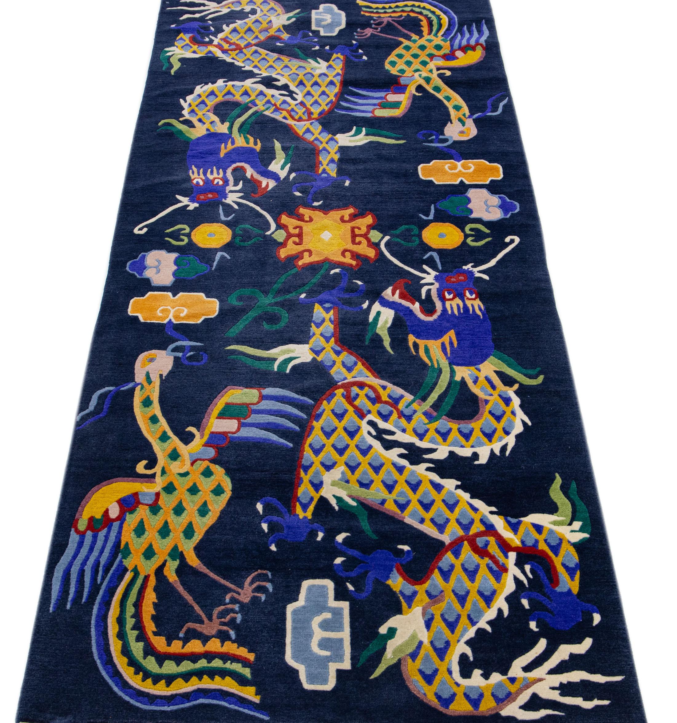 Magnifique tapis chinois ancien en laine nouée à la main, avec un champ bleu marine et des accents multicolores sur l'ensemble du motif traditionnel du dragon chinois. 

Ce tapis mesure 3' x 8'.