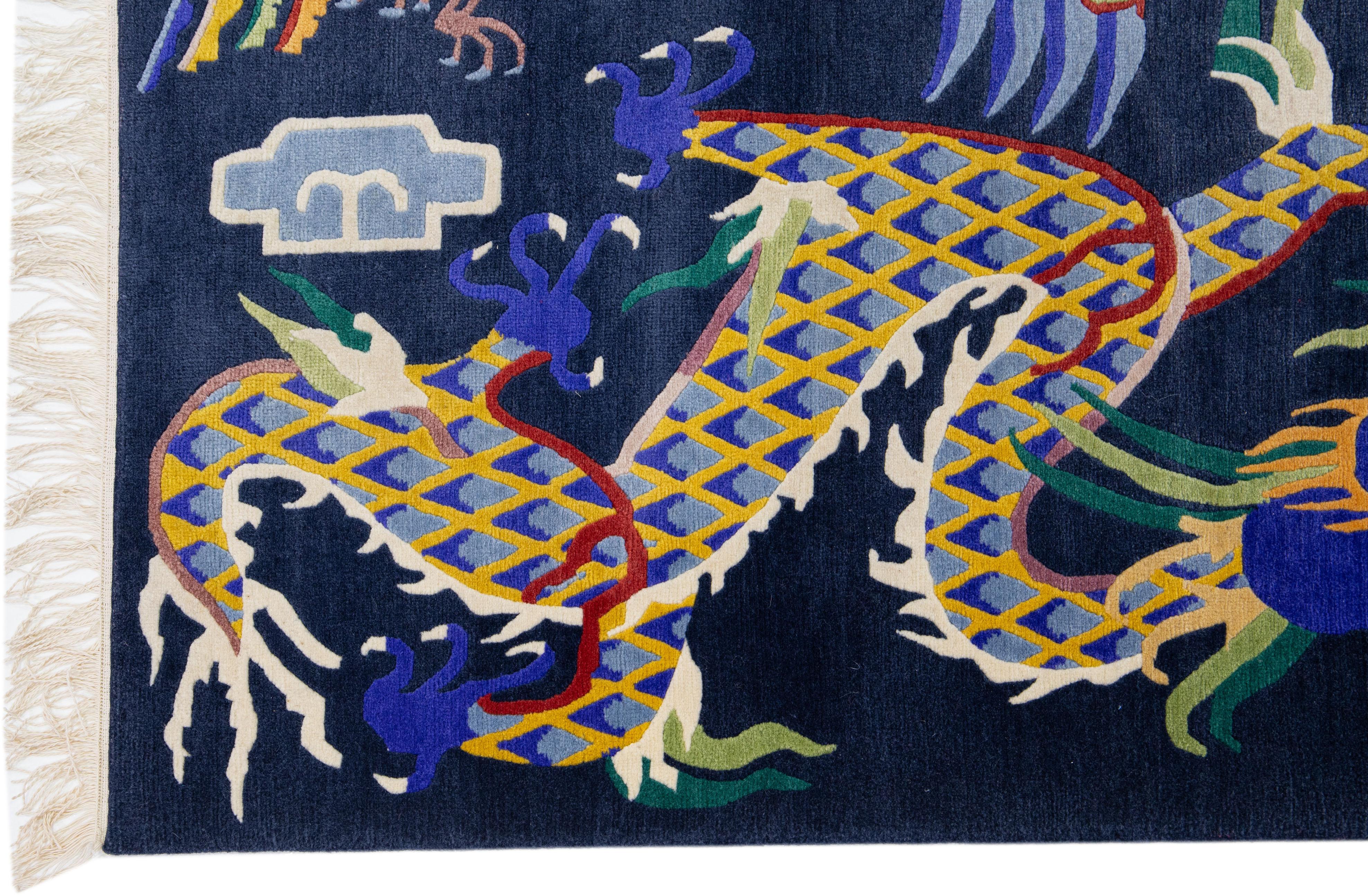 Chippendale chinois Tapis bleu en laine de Pékin avec motif de dragon multicolore. en vente