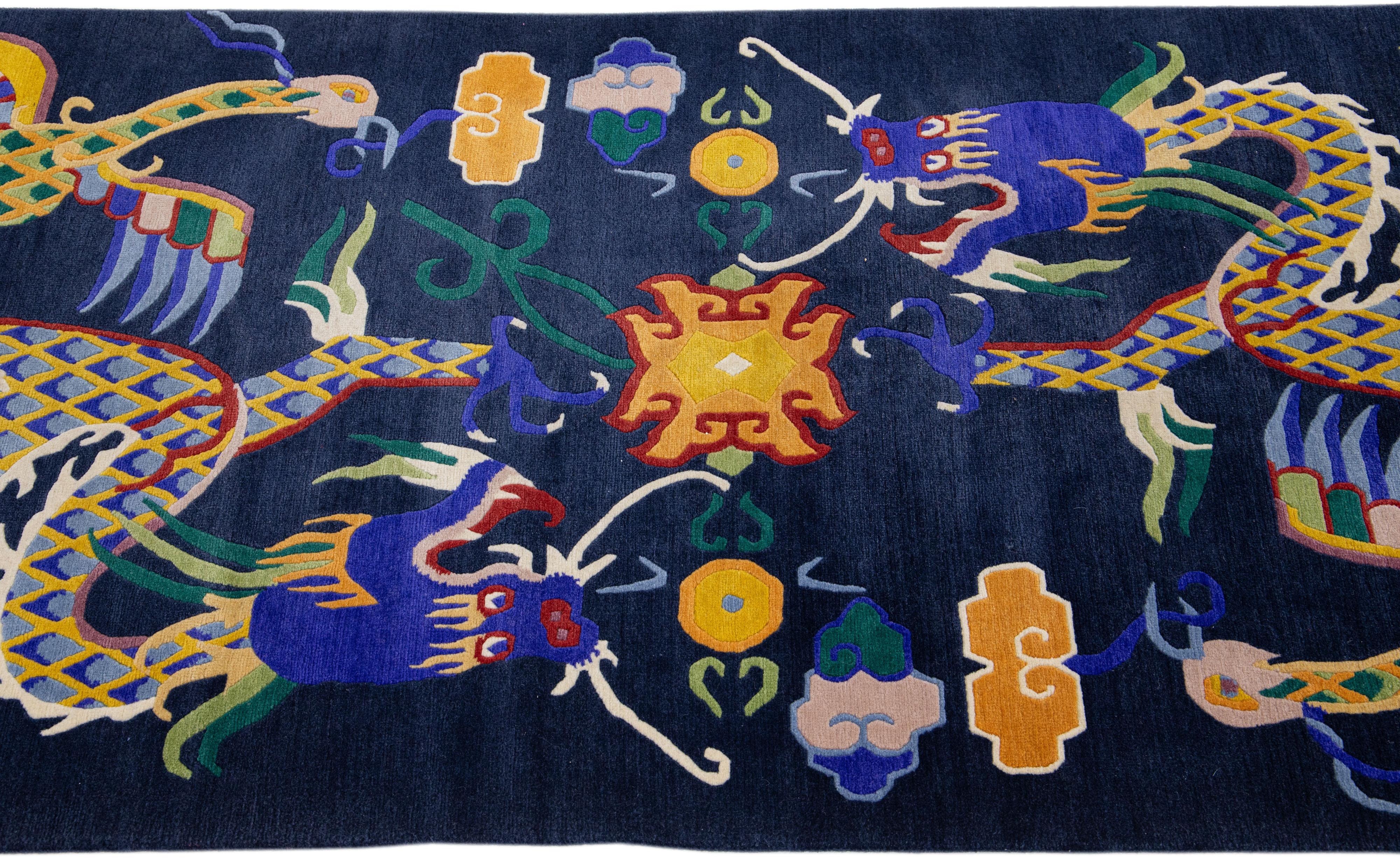 Blauer chinesischer Vintage Peking Teppich aus handgefertigter Wolle mit mehrfarbigem Drachenmuster (Handgeknüpft) im Angebot