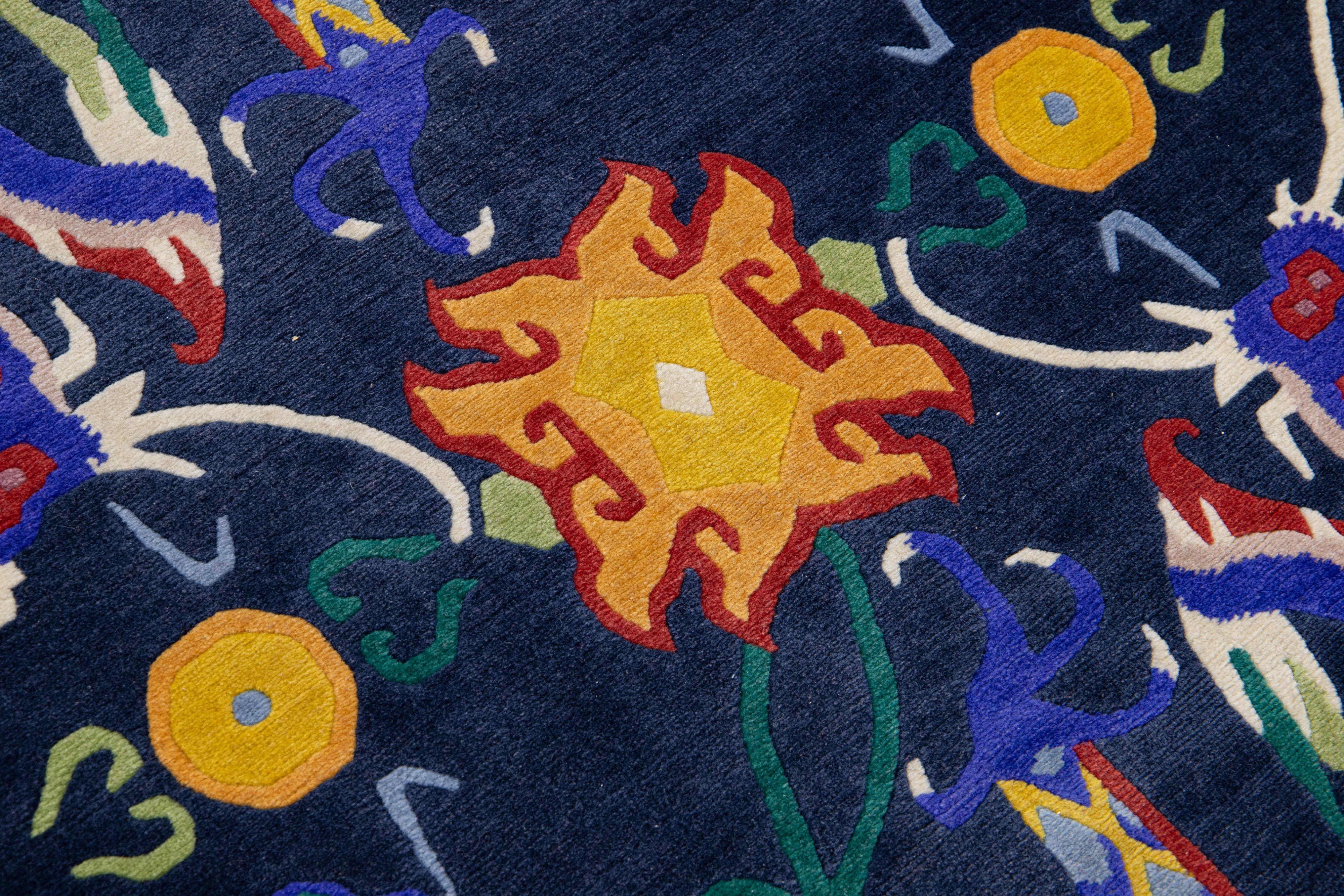 Blauer chinesischer Vintage Peking Teppich aus handgefertigter Wolle mit mehrfarbigem Drachenmuster im Zustand „Hervorragend“ im Angebot in Norwalk, CT