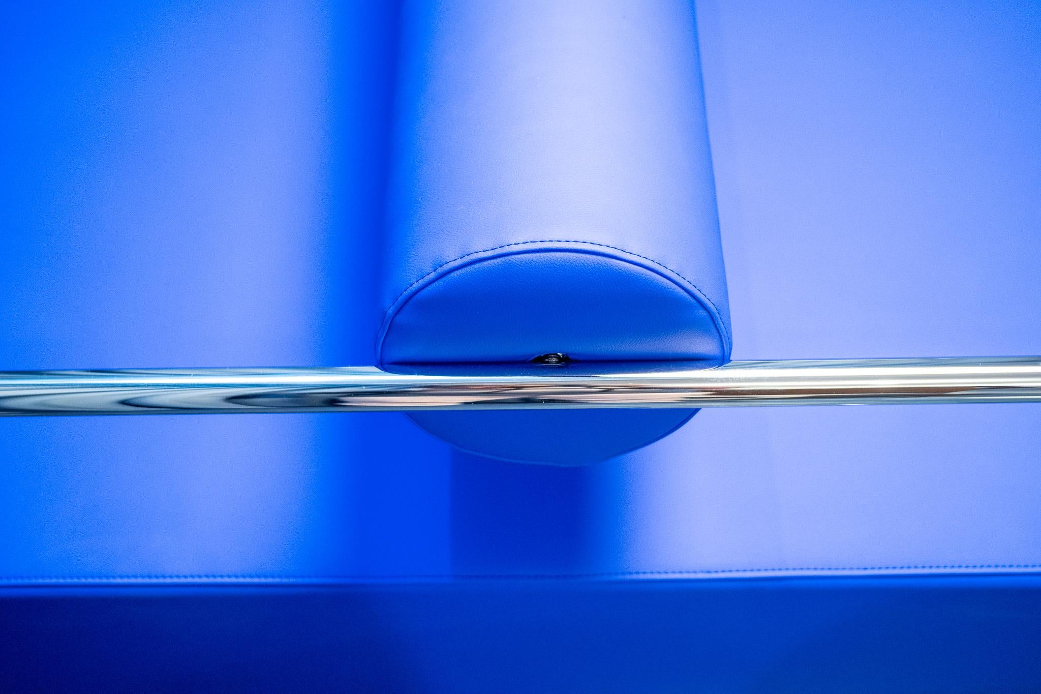Shiro-Stuhl aus blauem Chrom-Vinyl, Kuramata-Ehrenstuhl, ideal für Wartezimmer (80er Jahre) (21. Jahrhundert und zeitgenössisch) im Angebot