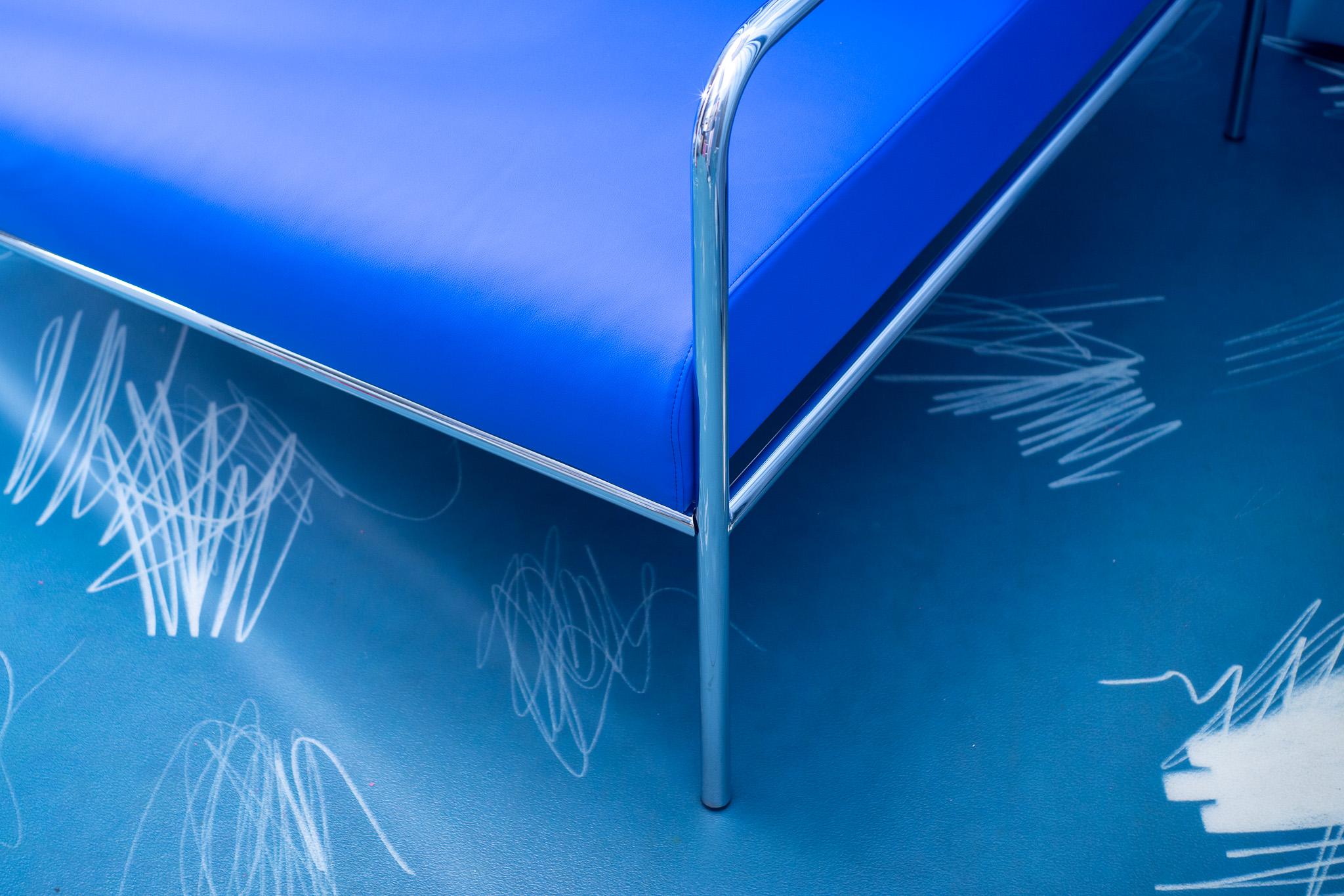 Shiro-Stuhl aus blauem Chrom-Vinyl, Kuramata-Ehrenstuhl, ideal für Wartezimmer (80er Jahre) (Edelstahl) im Angebot
