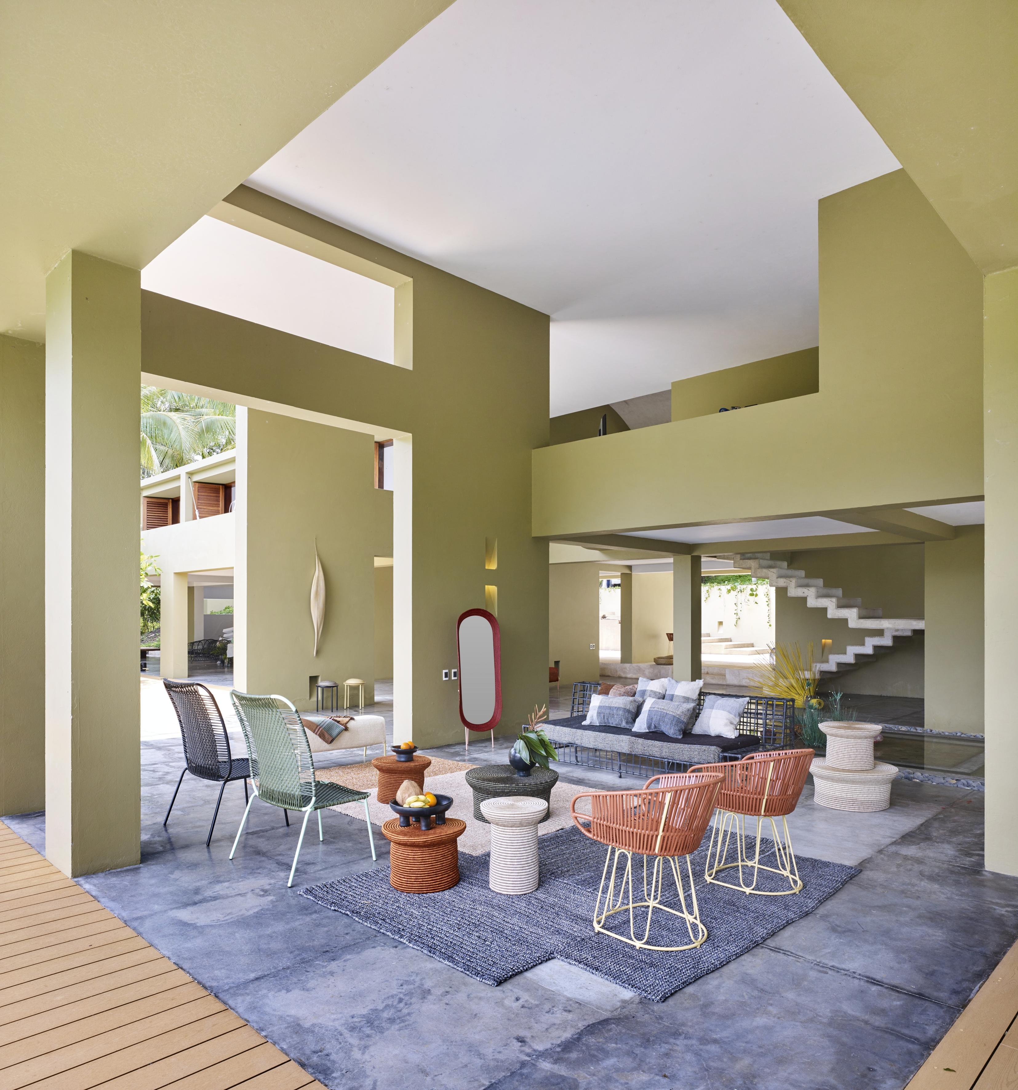 Blauer Cielo Lounge-Hoher Stuhl von Sebastian Herkner im Angebot 1