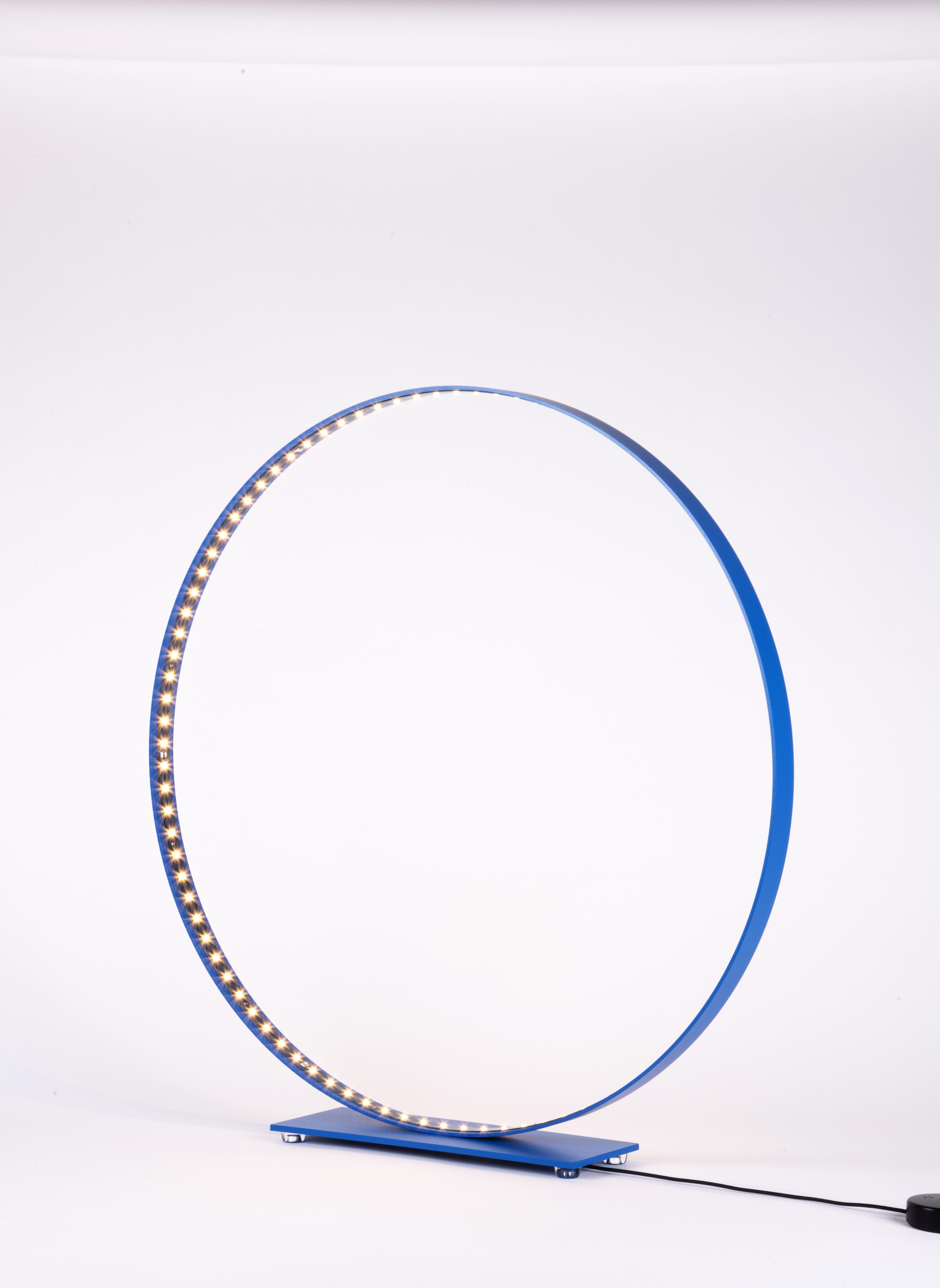 Lampe à poser Classic bleu par Le Deun Luminaires
Dimensions : L 63 x D&H 10 x H 64 cm
MATERIAL : Acier peint à l'époxy.

Il s'agit d'une entreprise française créée en 1997, spécialisée dans la conception et la fabrication d'éclairages à faible