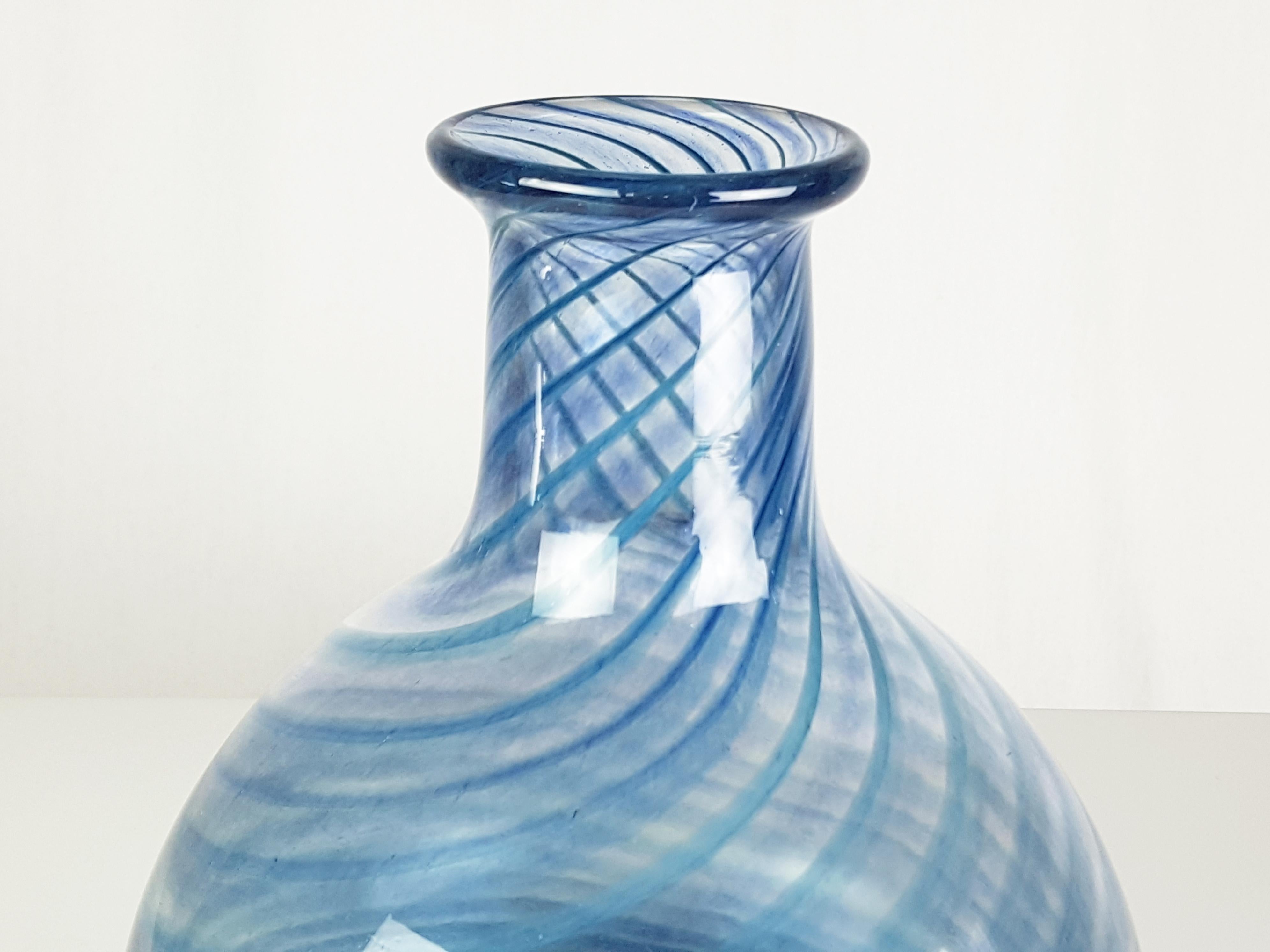 Vaso/bottiglia in vetro di Murano di grande spessore, con sfumature blu, attribuito alla vetreria italiana Barovier e Toso. Condizioni eccellenti.