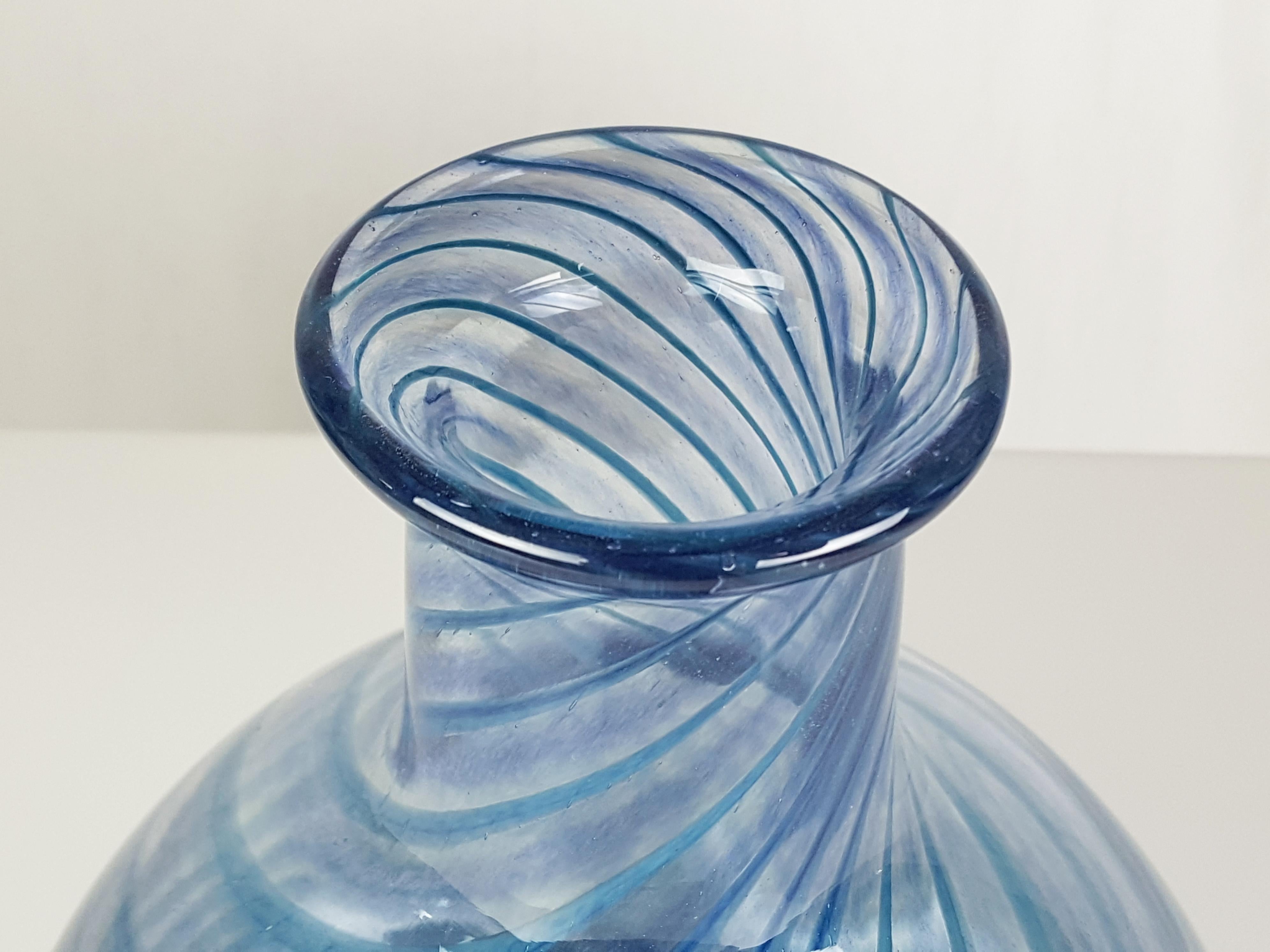 Vaso/bottiglia in vetro di Murano blu e trasparente degli anni '60-'70 attribuito a Barovier e Toso In condizioni ottime in vendita a Varese, Lombardia
