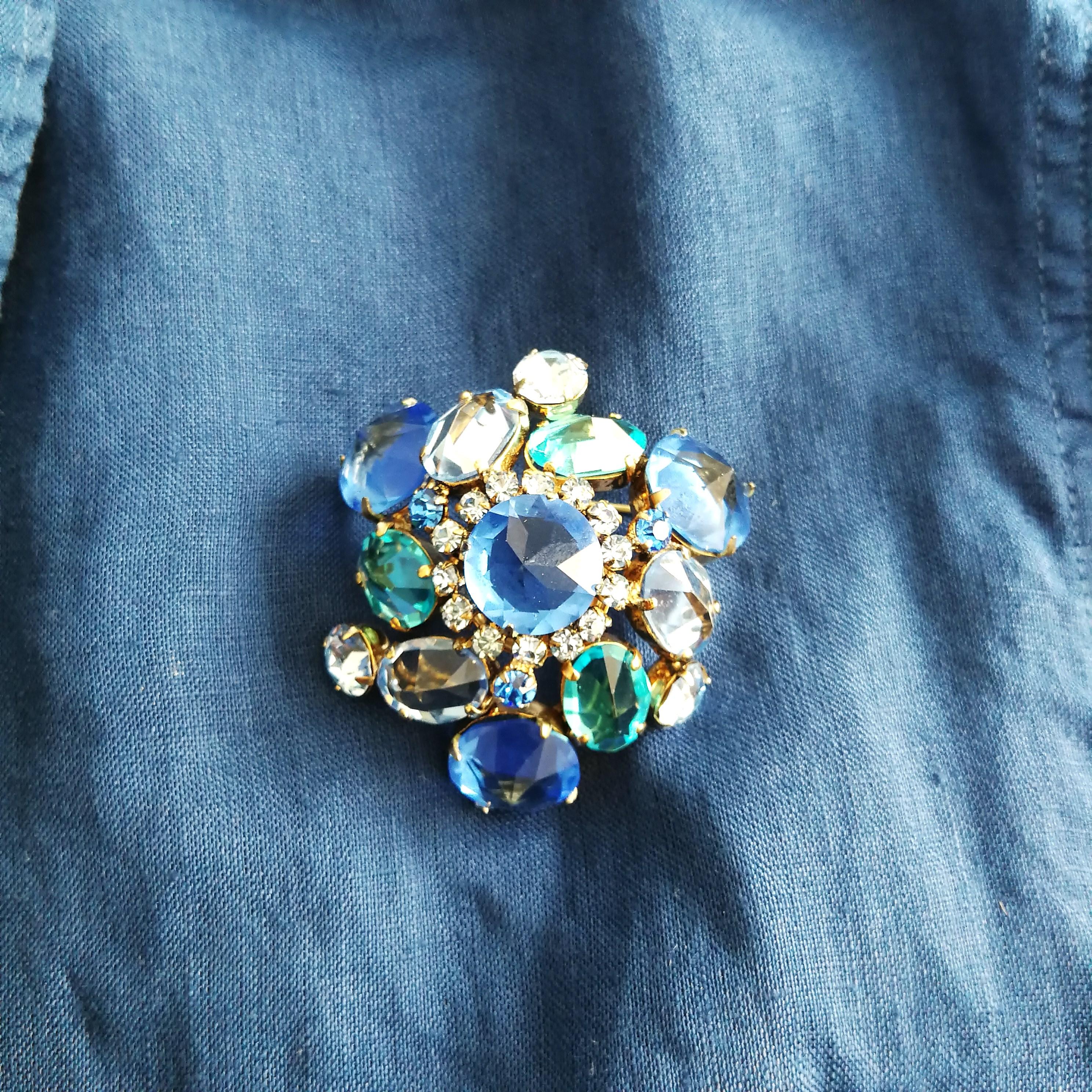 Blue clear pastes set in gilt metal 'cluster' brooch, Schreiner NY, 1960s 6