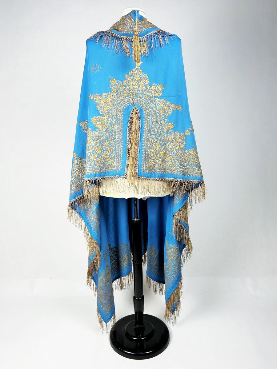 Blue Cloak embroidered with gold Zari - India for the European market Circa 1870 For Sale 8