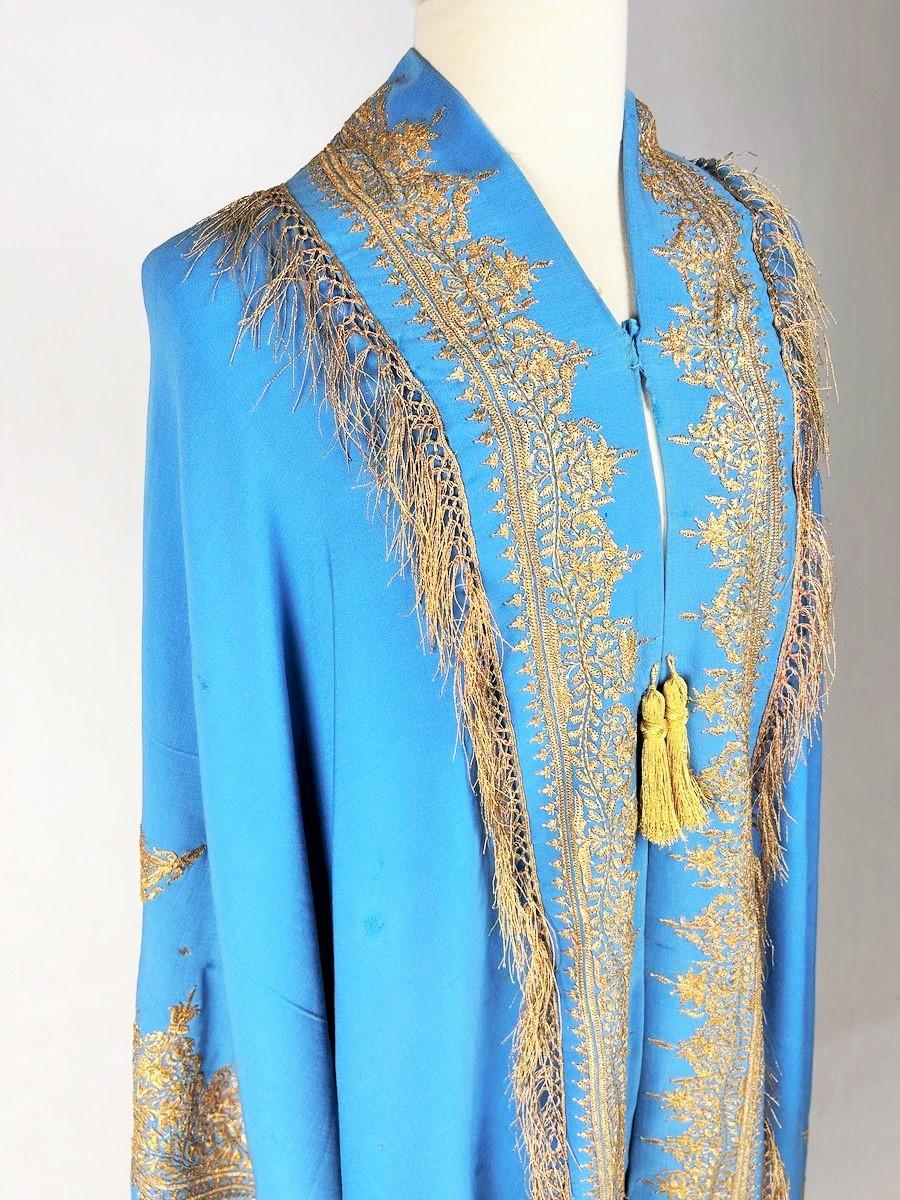 Blue Cloak embroidered with gold Zari - India for the European market Circa 1870 In Fair Condition For Sale In Toulon, FR