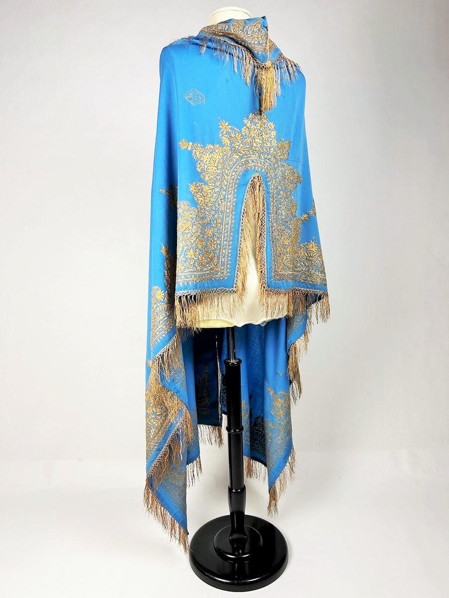 Blue Cloak embroidered with gold Zari - India for the European market Circa 1870 For Sale 1