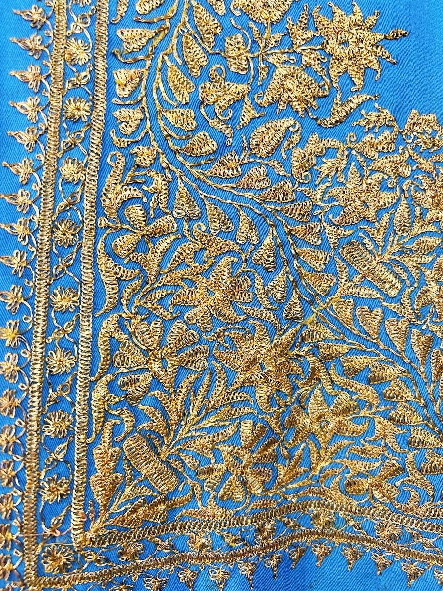 Blue Cloak embroidered with gold Zari - India for the European market Circa 1870 For Sale 3