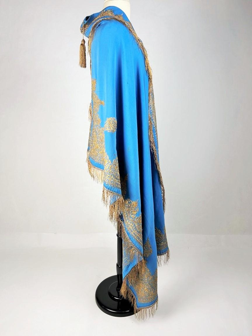 Blue Cloak embroidered with gold Zari - India for the European market Circa 1870 For Sale 4